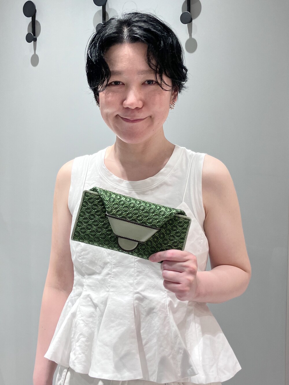グリーン系の財布、グリーン系の財布、グリーン系の財布を着用したレディースの夏コーディネートの6枚目の写真