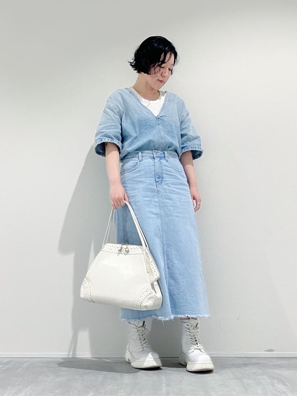 ブルー系のボストンバッグ、ホワイト系のボストンバッグを着用したレディースの夏コーディネートの3枚目の写真