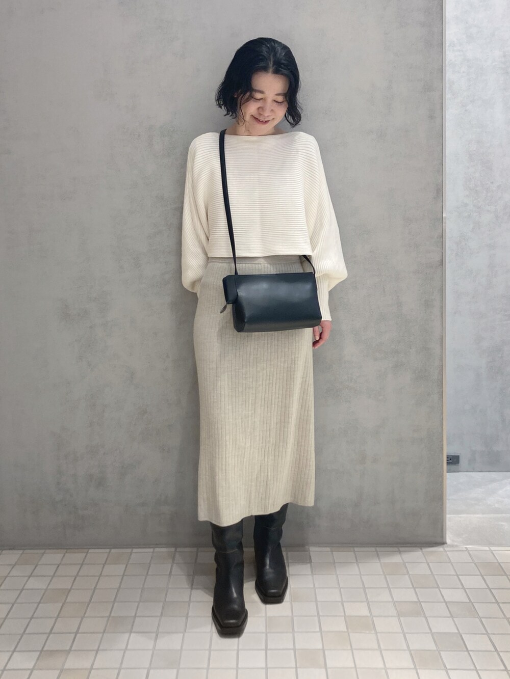 「オトナカジュアル、キレイめ、淡色コーデ、ヒロコハヤシ、HIROKOHAYASHI、HIROKO HAYASHI、グラデーション、レザーショルダーバッグ、ボリューム袖」｜「HIROKO HAYASHIのEOLIA-2（エオリア）ショルダーバッグ（ショルダーバッグ、ブラック系）」を使った、mc_hhさん（レディース・156cm）の春コーディネートの2枚目の写真
