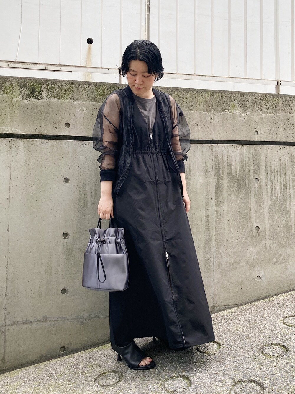 「ショルダーバッグ、ヒロコハヤシ、HIROKO HAYASHI、HIROKOHAYASHI、ブラックコーデ、ワンピース、カジュアル」｜「HIROKO HAYASHIのLUINI SATINE（ルイーニ サティーネ）ショルダーバッグ（ショルダーバッグ、ブラック系）」を使った、mc_hhさん（レディース・156cm）の夏コーディネートの2枚目の写真
