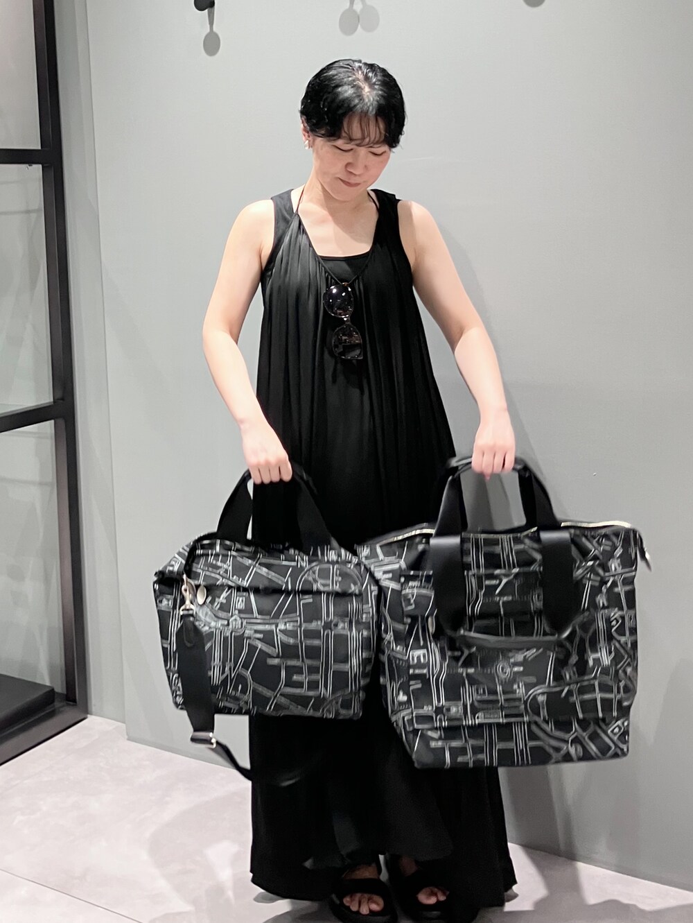 ブラック系のボストンバッグ、ベージュ系のボストンバッグを着用したレディースの夏コーディネートの9枚目の写真