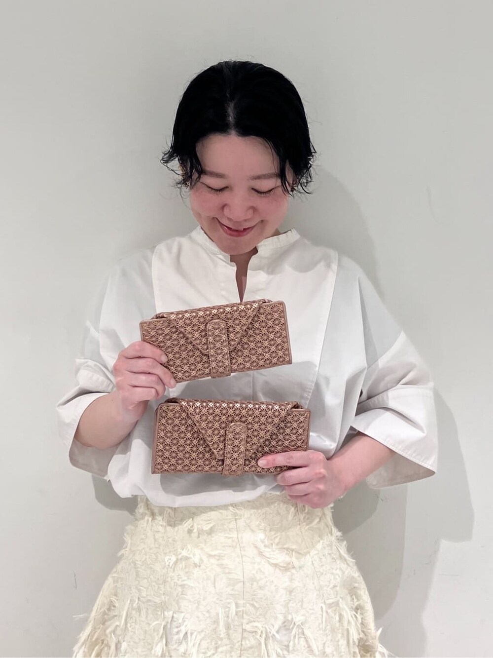 ピンク系の財布、ピンク系の財布、ピンク系の財布を着用したレディースの春コーディネートの2枚目の写真