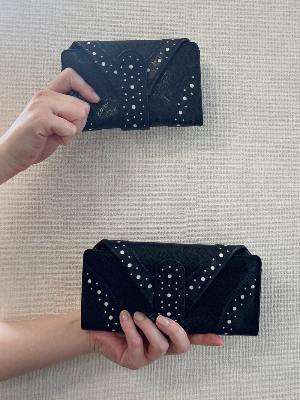 「革小物、財布、ネイビー、ヒロコハヤシ、HIROKO HAYASHI、HIROKOHAYASHI」｜「HIROKO HAYASHIのVELENO（ヴェレーノ）マルチ財布（財布、ブルー系）」を使った、mc_hhさん（レディース・156cm）の夏コーディネートの2枚目の写真