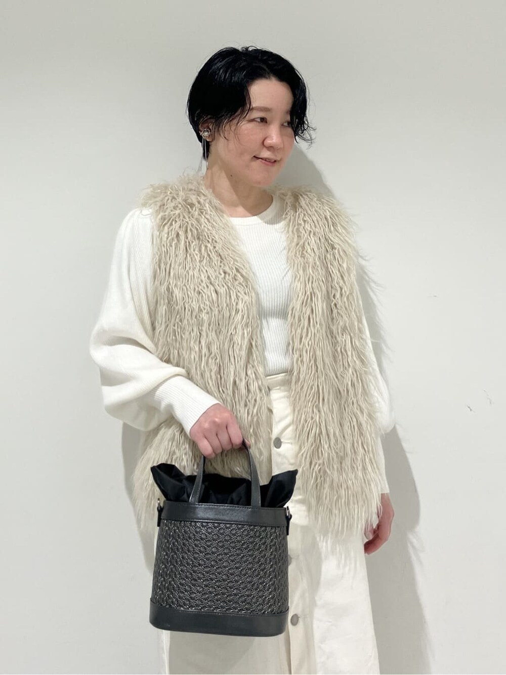 ブラック系のショルダーバッグ、シルバー系のショルダーバッグを着用したレディースの秋コーディネートの5枚目の写真