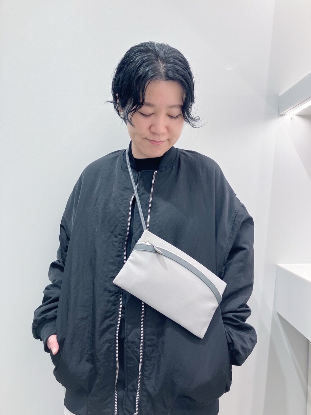 グレー系のショルダーバッグを着用したレディースの秋コーディネートの2枚目の写真