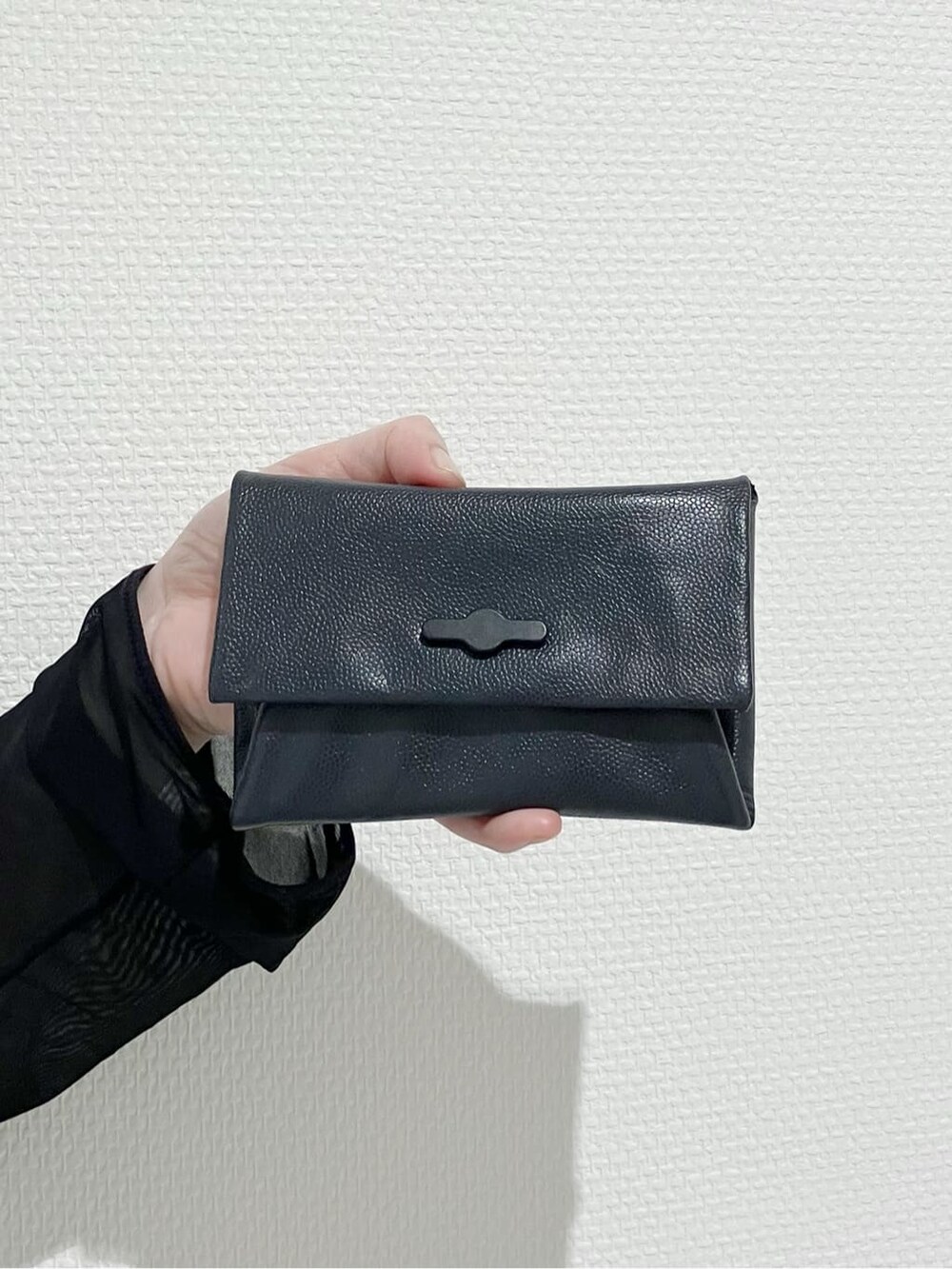 グレー系の財布、グレー系の財布を着用したレディースの秋コーディネートの3枚目の写真