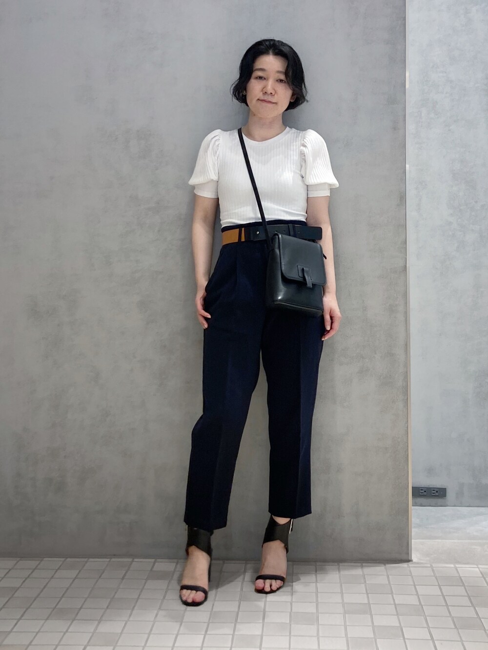 「HIROKOHAYASHI、ヒロコハヤシ、HIROKO HAYASHI、シンプル、パンツスタイル、パフスリーブ、サンダル、ホワイト、ネイビー、ベルト、オトナカジュアル、カジュアル」｜「HIROKO HAYASHIのFILATO REALE(フィラート レアーレ)ショルダーバッグ（ショルダーバッグ、ブラック系）」を使った、mc_hhさん（レディース・156cm）の春コーディネートの3枚目の写真