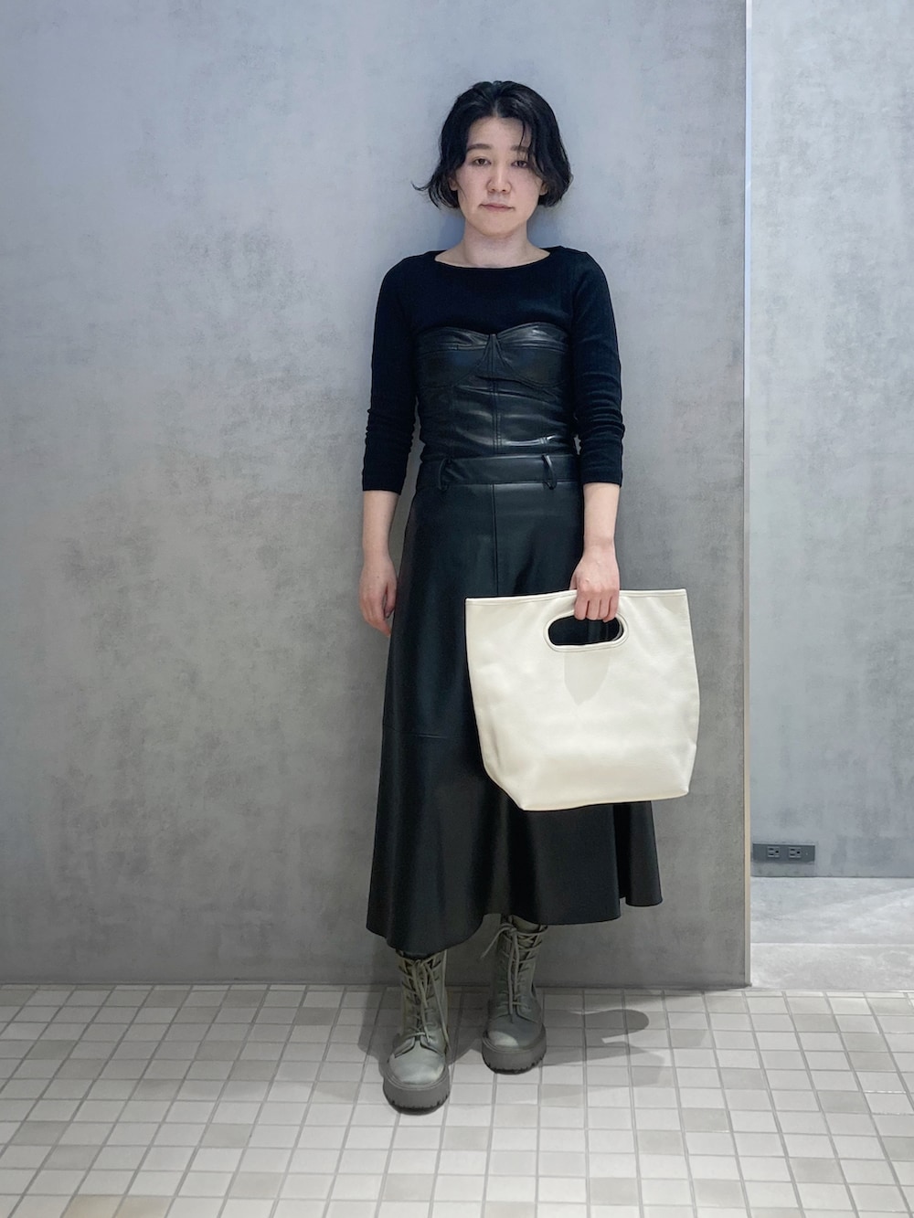「レザーバッグ、ヒロコハヤシ、HIROKOHAYASHI、HIROKO HAYASHI、オールブラック、レザー、ビスチェ、カジュアルコーデ」｜「HIROKO HAYASHIのアイテム（バッグ、ブラック系）」を使った、mc_hhさん（レディース・156cm）の春コーディネートの3枚目の写真