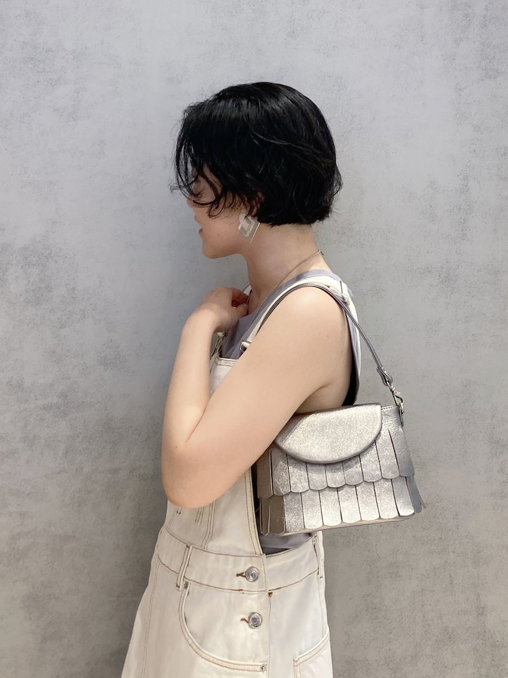 「ヒロコハヤシ、HIROKOHAYASHI、HIROKO HAYASHI、シンプル、オトナ女子、カジュアル、夏、オトナカジュアル、ホワイトコーデ、サンダル、サロペット、ノースリーブ」｜「HIROKO HAYASHIのFRANGIA（フランジャ）ミニショルダーバッグ（ショルダーバッグ、グレー系）」を使った、mc_hhさん（レディース・156cm）の夏コーディネートの4枚目の写真