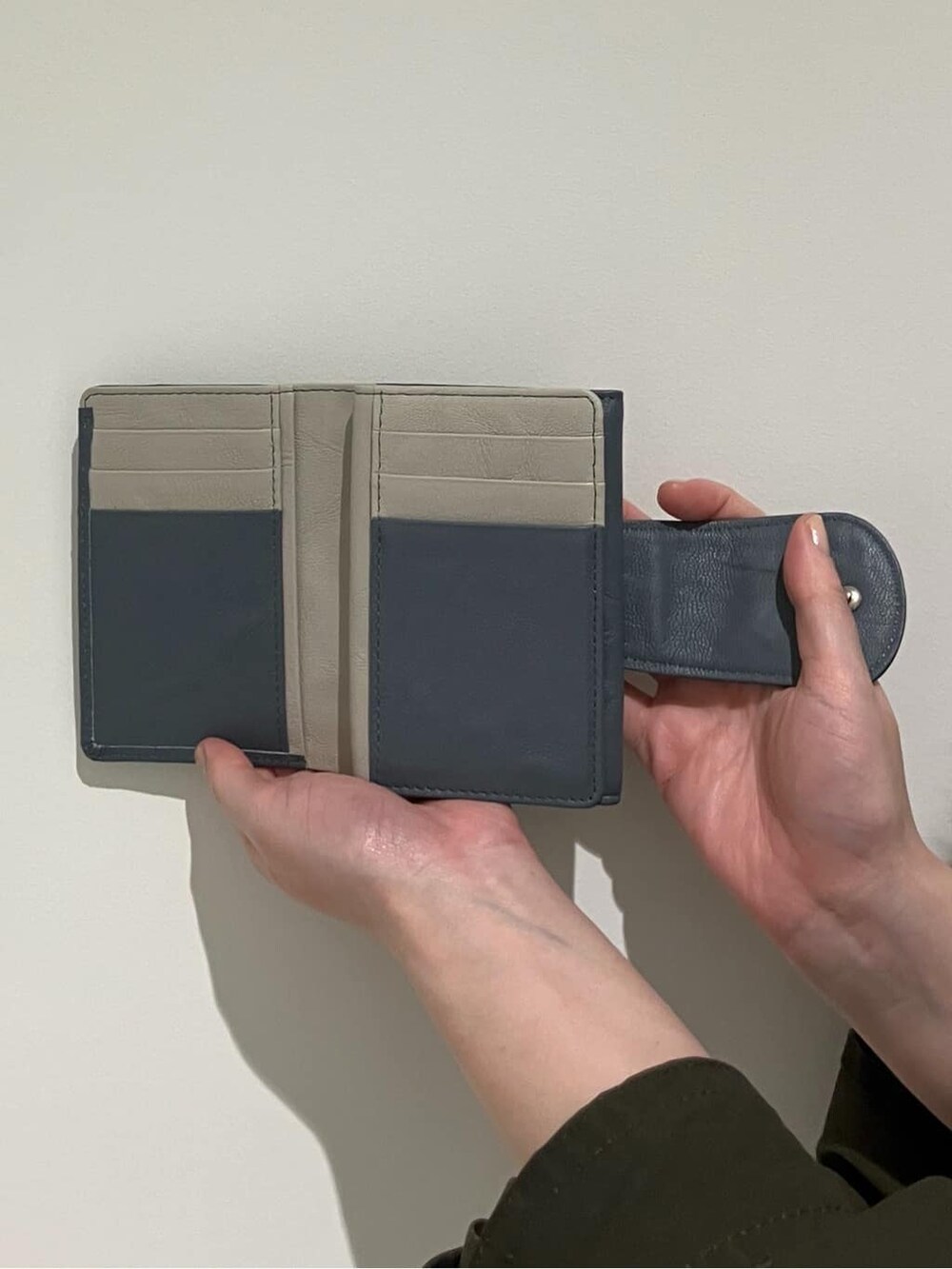 ブラック系の財布、ブルー系の財布、ブルー系の財布を着用したレディースの秋コーディネートの4枚目の写真