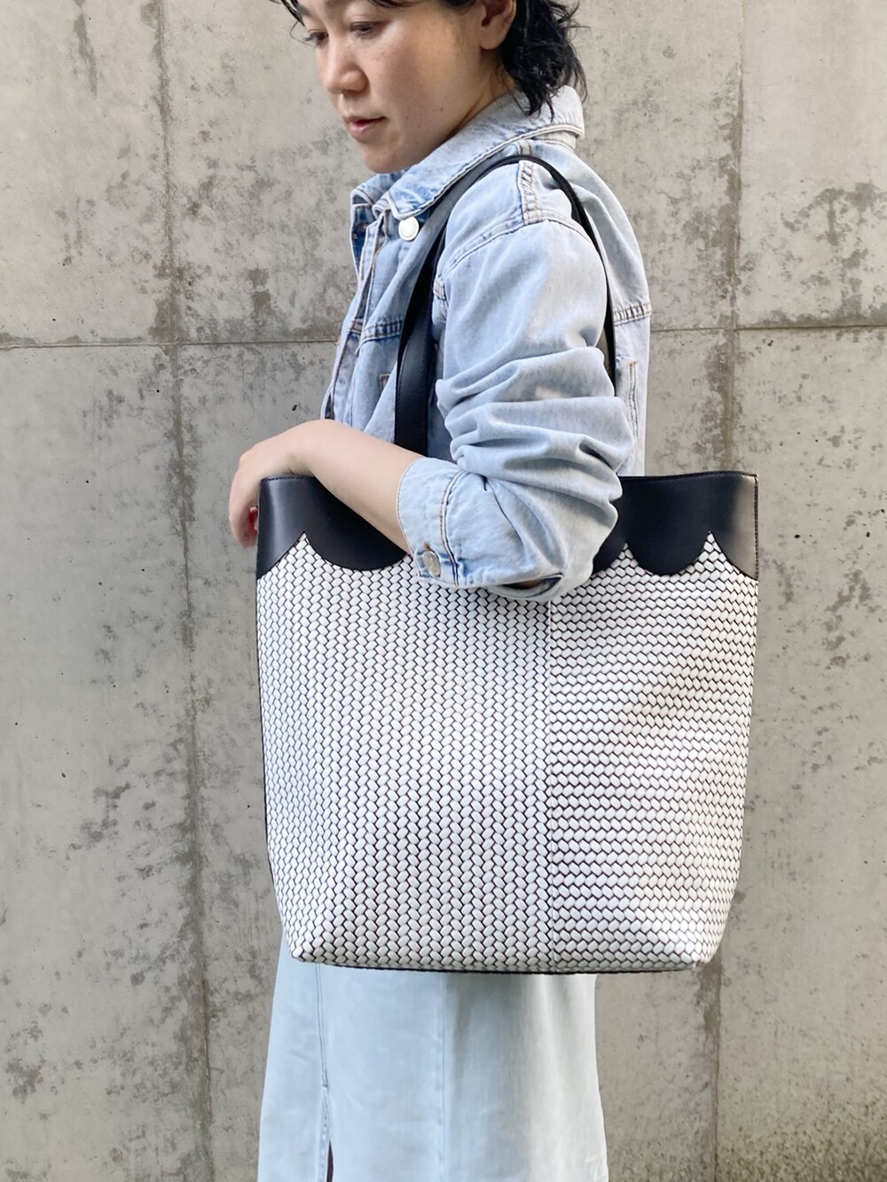 「トートバッグ、ヒロコハヤシ、HIROKO HAYASHI、HIROKOHAYASHI、デニム、カジュアル、レザーバッグ」｜「HIROKO HAYASHIの【数量限定】OTTICA ROVESCIO（オッティカ ロベーショ） トートバッグ（トートバッグ、ブラック系）」を使った、mc_hhさん（レディース・156cm）の夏コーディネートの3枚目の写真