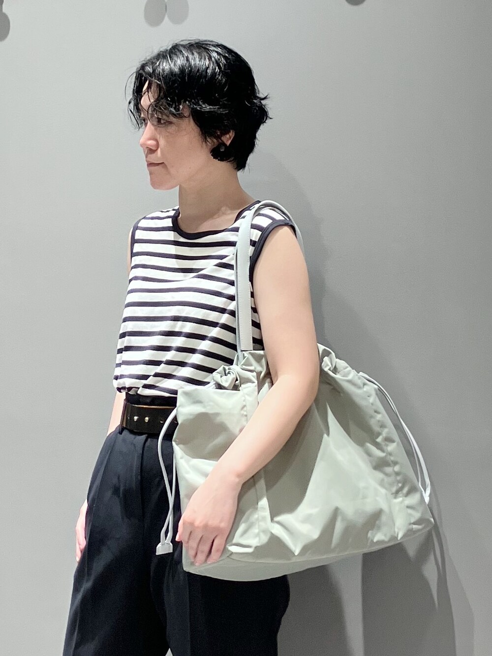 ブルー系のトートバッグ、グリーン系のトートバッグ、グレー系のトートバッグを着用したレディースの夏コーディネートの5枚目の写真