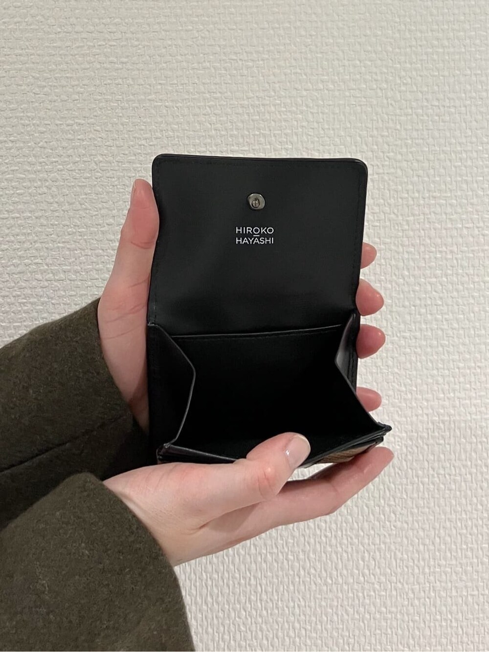 ブラック系の財布、ベージュ系の財布、ブラック系の財布を着用したレディースの冬コーディネートの8枚目の写真
