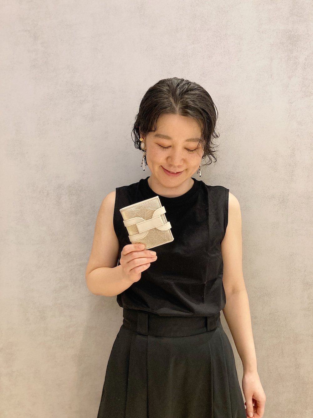 「財布、革小物、レザー、ワンピース、ブラック、大人かわいい、カジュアル」｜「HIROKO HAYASHIのCHIMERA(キメーラ)長財布ミニ（財布、ゴールド系）」を使った、mc_hhさん（レディース・156cm）の秋コーディネートの5枚目の写真