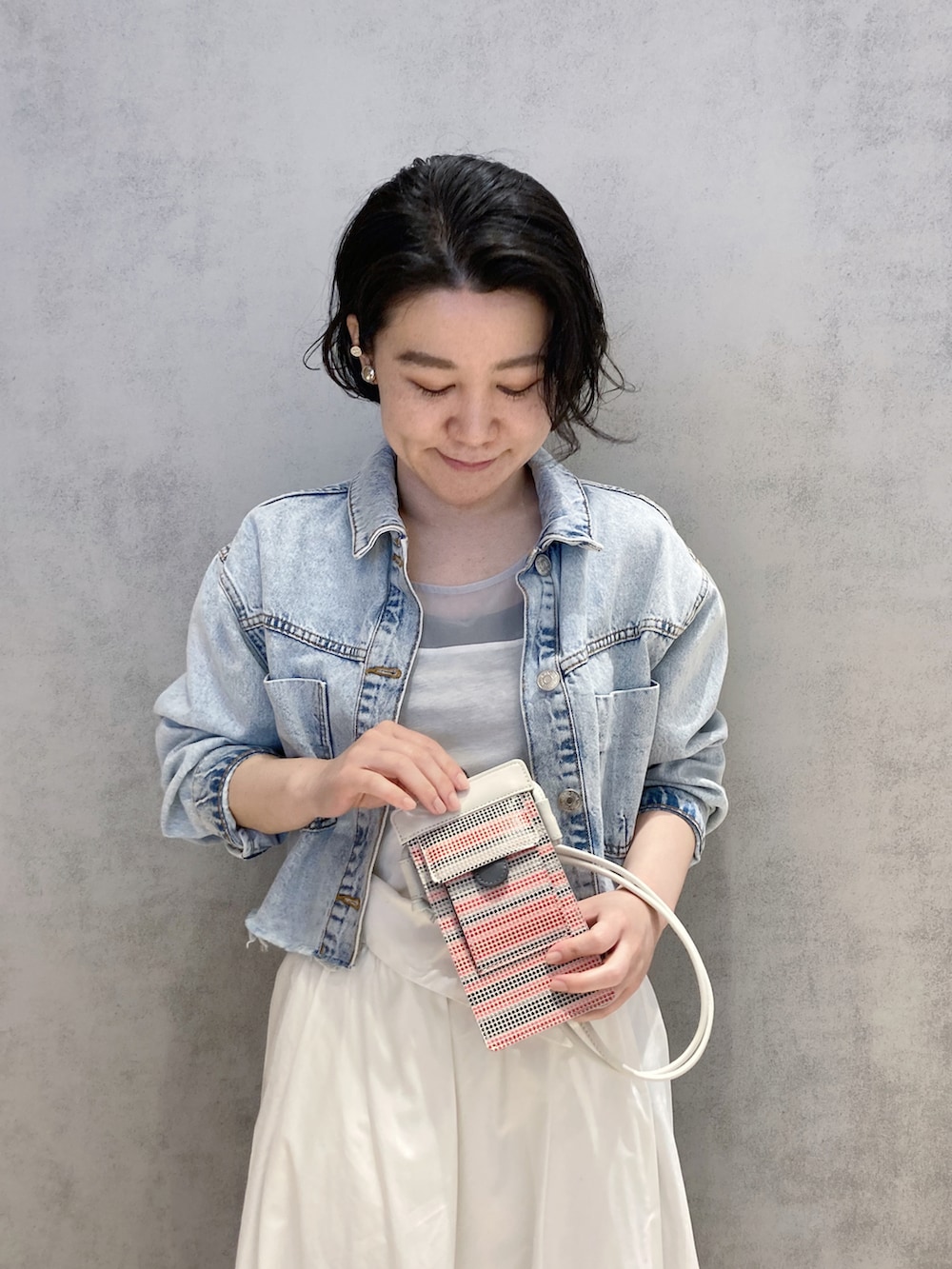 「ヒロコハヤシ、HIROKOHAYASHI、HIROKO HAYASHI、デニム、デニムジャケット、モバイルショルダー、スマホショルダー、ドット、ホワイト、カジュアル、オトナカジュアル、大人コーデ、きれいめカジュアル」｜「HIROKO HAYASHIのFONTE(フォンテ)スマホポシェット（ショルダーバッグ、ピンク系）」を使った、mc_hhさん（レディース・156cm）の春コーディネートの4枚目の写真