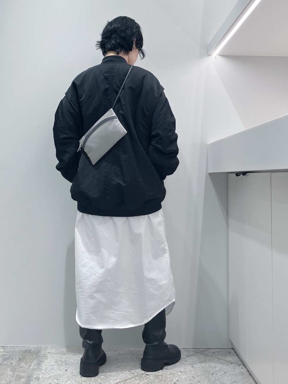 グレー系のショルダーバッグを着用したレディースの秋コーディネートの4枚目の写真