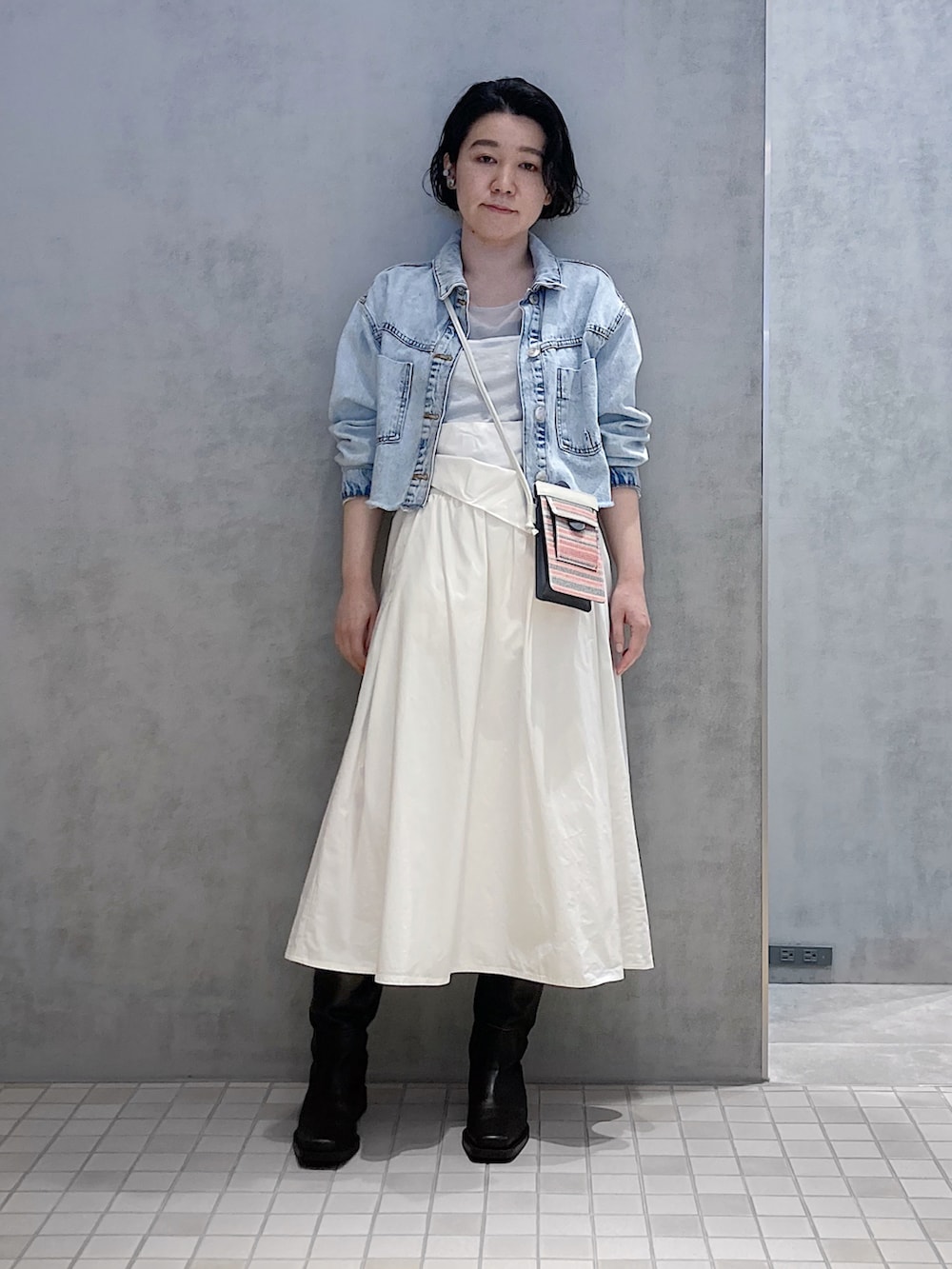 「ヒロコハヤシ、HIROKOHAYASHI、HIROKO HAYASHI、デニム、デニムジャケット、モバイルショルダー、スマホショルダー、ドット、ホワイト、カジュアル、オトナカジュアル、大人コーデ、きれいめカジュアル」｜「HIROKO HAYASHIのFONTE(フォンテ)スマホポシェット（ショルダーバッグ、ピンク系）」を使った、mc_hhさん（レディース・156cm）の春コーディネートの2枚目の写真