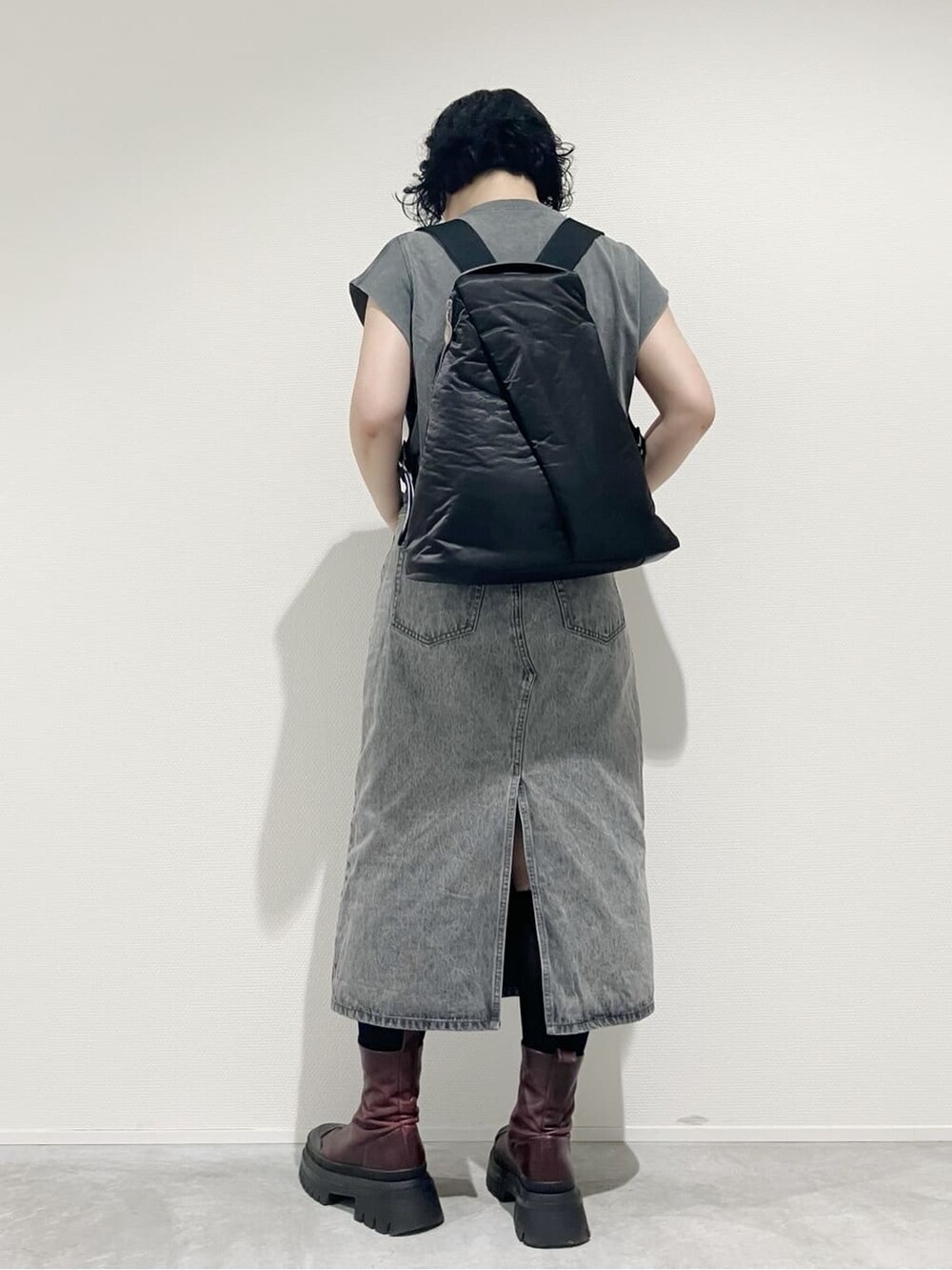ブラック系のバックパック/リュック、グレー系のバックパック/リュックを着用したレディースの夏コーディネートの4枚目の写真
