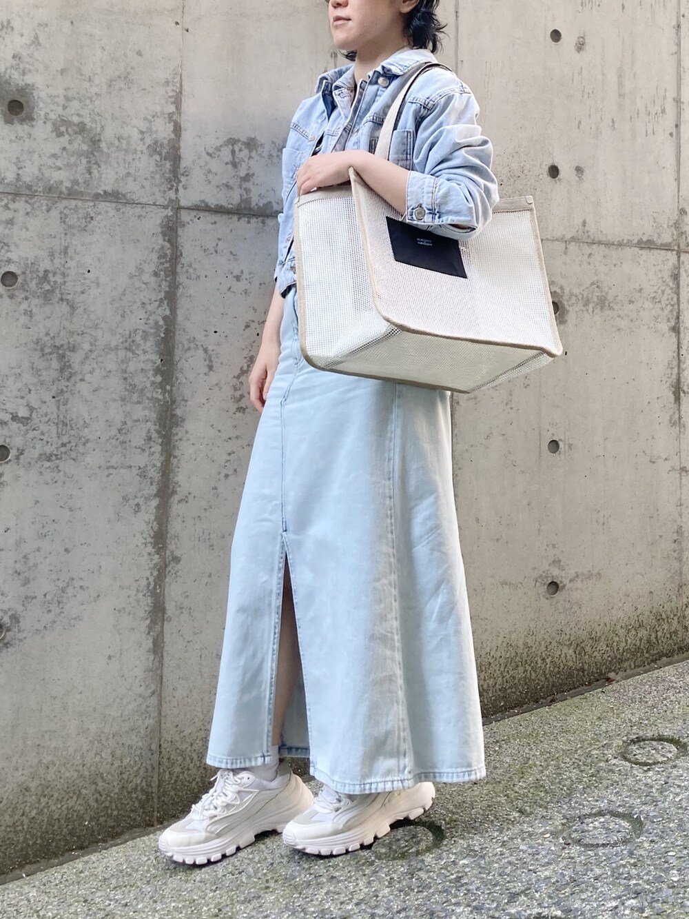 「HIROKO HAYASHI、HIROKOHAYASHI、ヒロコハヤシ、トートバッグ、デニム、ホワイト、カジュアル」｜「HIROKO HAYASHIのGRIGLIA（グリリア）トートバッグ（トートバッグ、ホワイト系）」を使った、mc_hhさん（レディース・156cm）の夏コーディネートの2枚目の写真