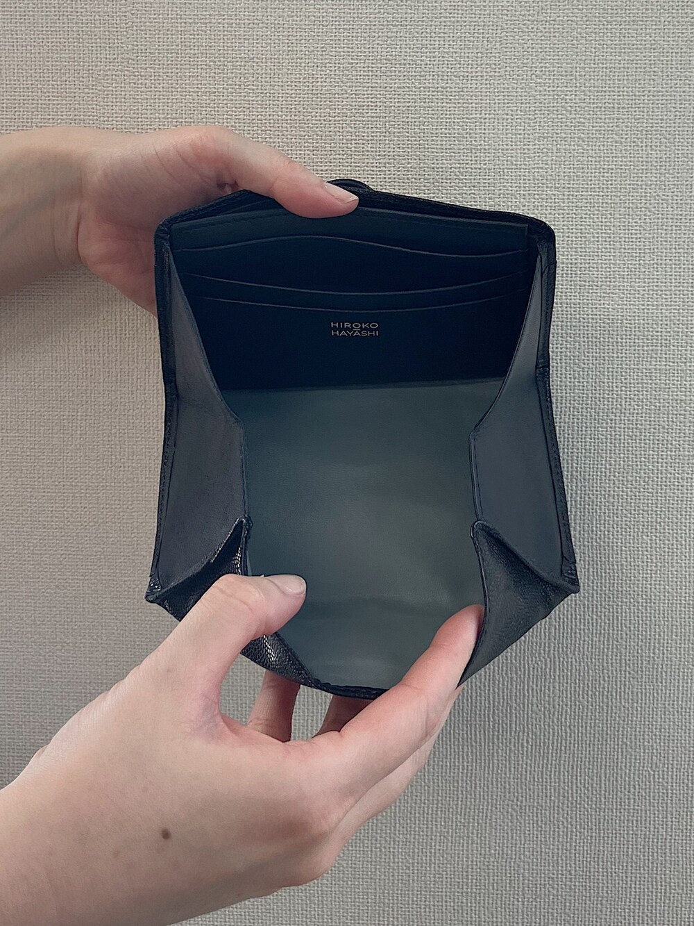 「革小物、財布、ネイビー、ヒロコハヤシ、HIROKO HAYASHI、HIROKOHAYASHI」｜「HIROKO HAYASHIのVELENO（ヴェレーノ）マルチ財布（財布、ブルー系）」を使った、mc_hhさん（レディース・156cm）の夏コーディネートの4枚目の写真