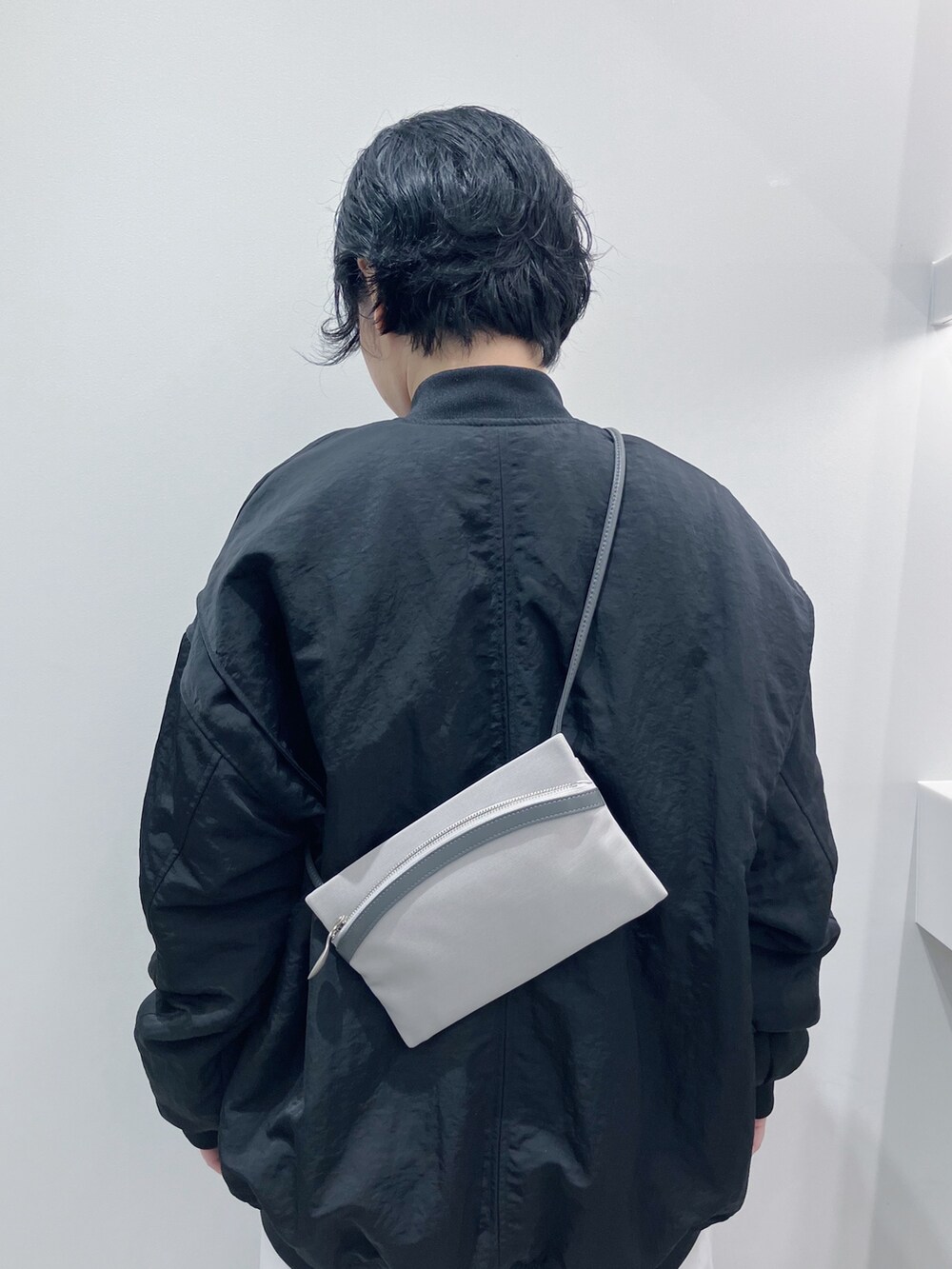 グレー系のショルダーバッグを着用したレディースの秋コーディネートの3枚目の写真