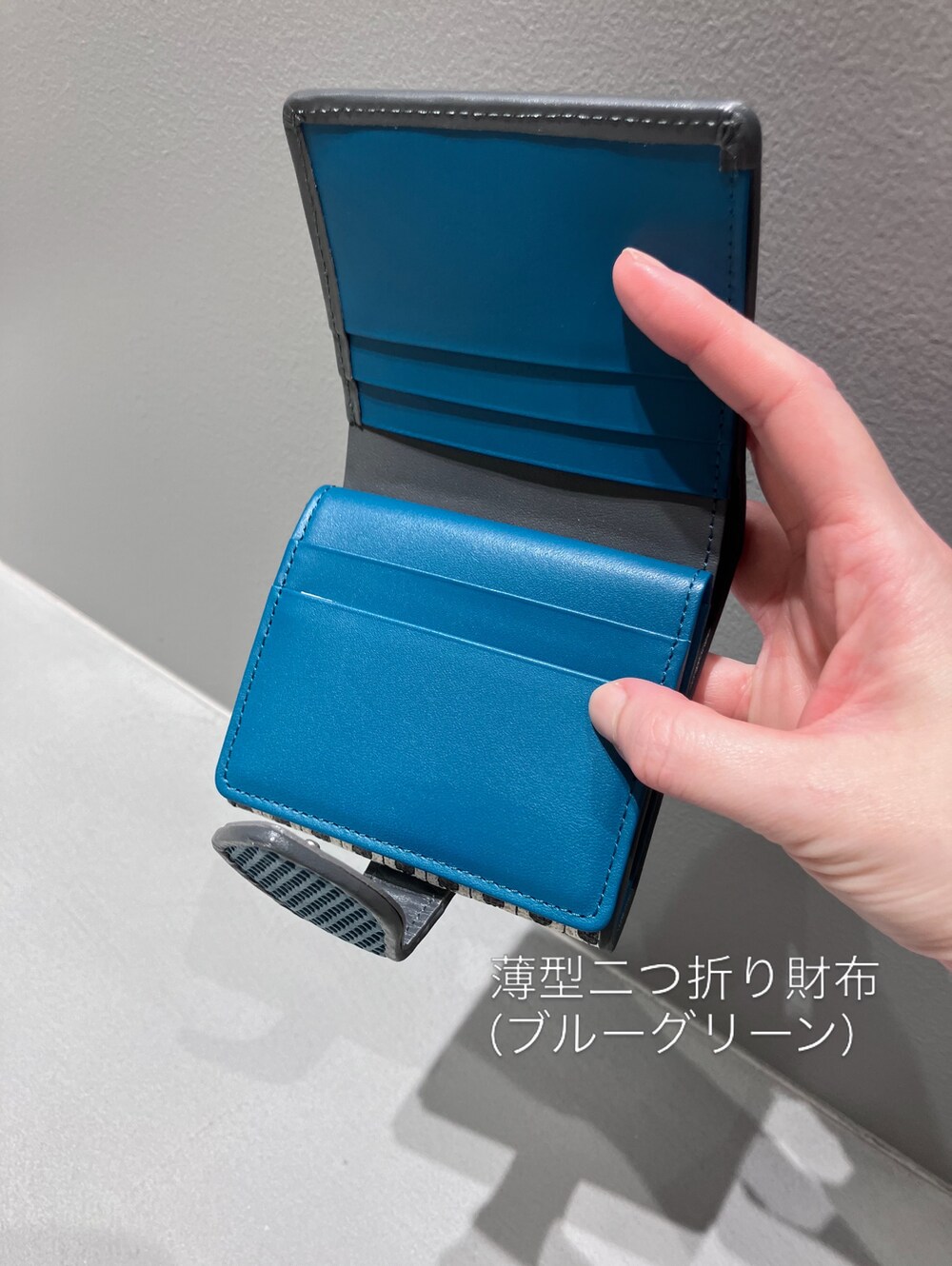 イエロー系の財布、ブルー系の財布、イエロー系の財布を着用したレディースの夏コーディネートの6枚目の写真