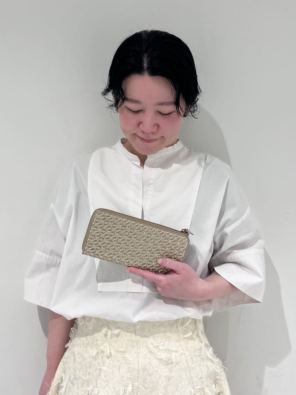 ゴールド系の財布、ゴールド系の財布を着用したレディースの春コーディネートの3枚目の写真