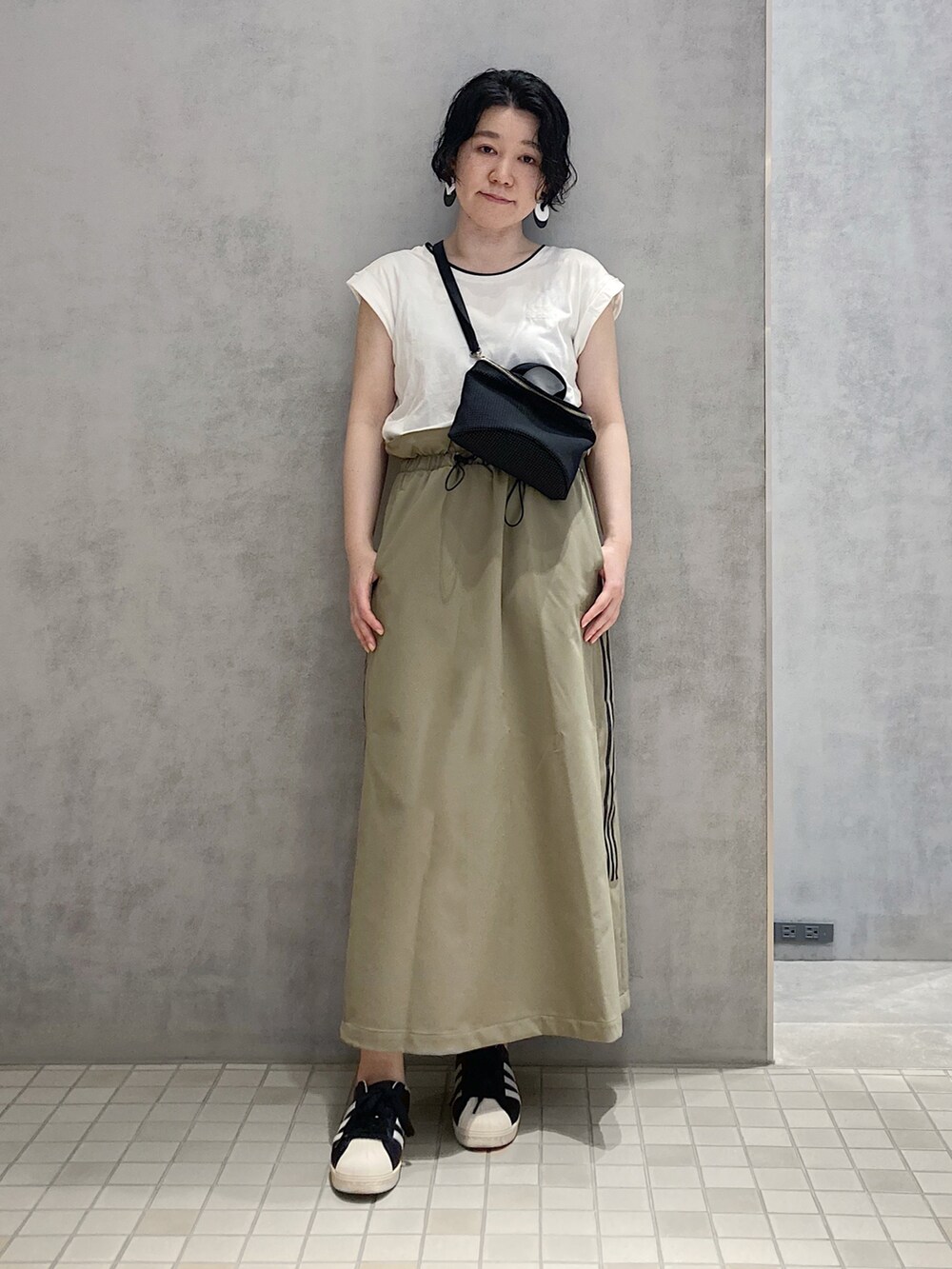 「ヒロコハヤシ、HIROKOHAYASHI、HIROKO HAYASHI、カジュアルコーデ、オトナカジュアル、リラックススタイル、スポーツミックス、スニーカー、ロングスカート、カジュアル、スーパースター、スーパースター80's」｜「HIROKO HAYASHIのPUNTINI(プンティーニ)ポーチバッグ（ショルダーバッグ、ブラック系）」を使った、mc_hhさん（レディース・156cm）の夏コーディネートの3枚目の写真