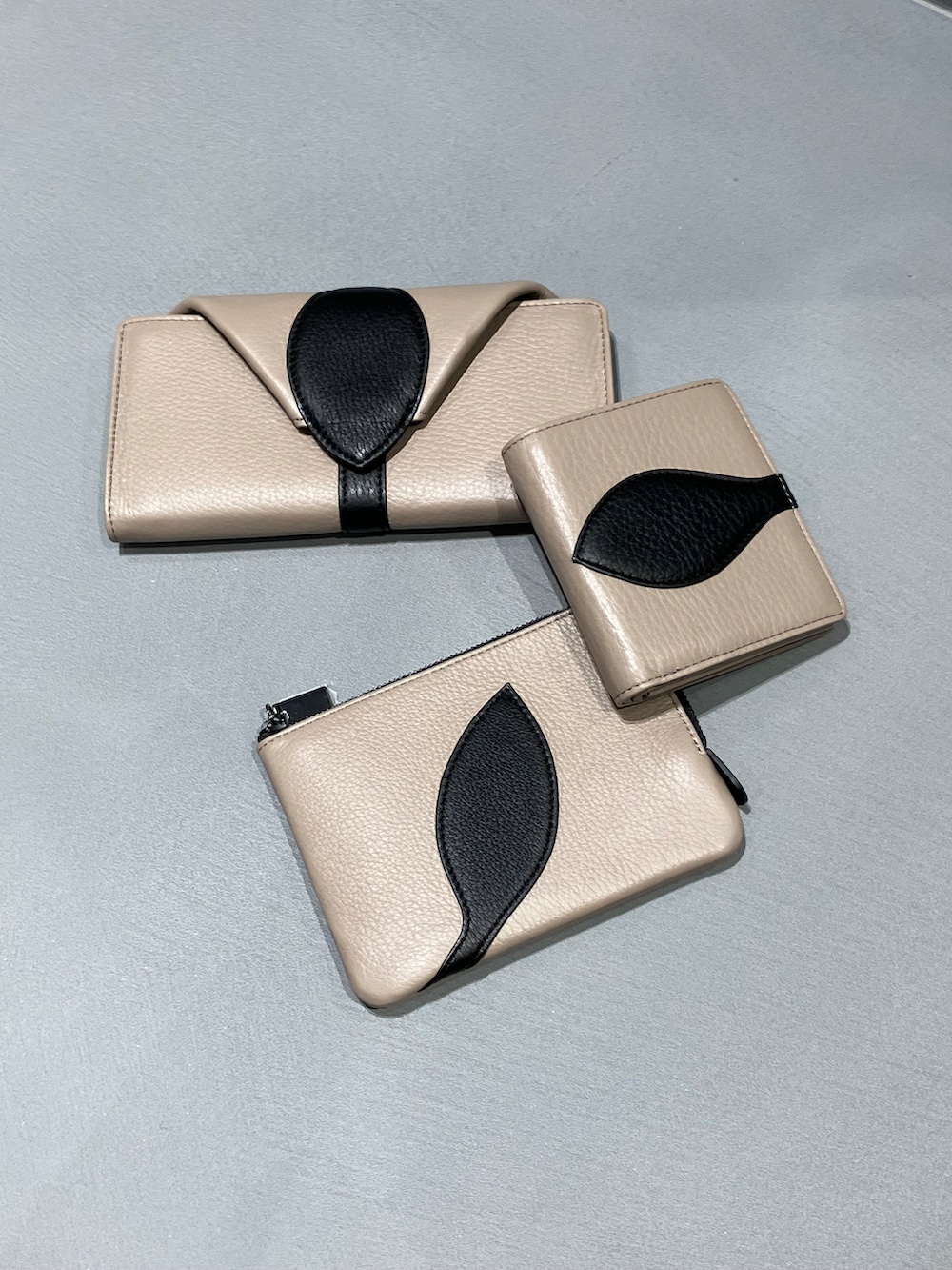 ベージュ系の財布、ベージュ系の財布、ベージュ系の財布を着用したレディースの夏コーディネートの2枚目の写真