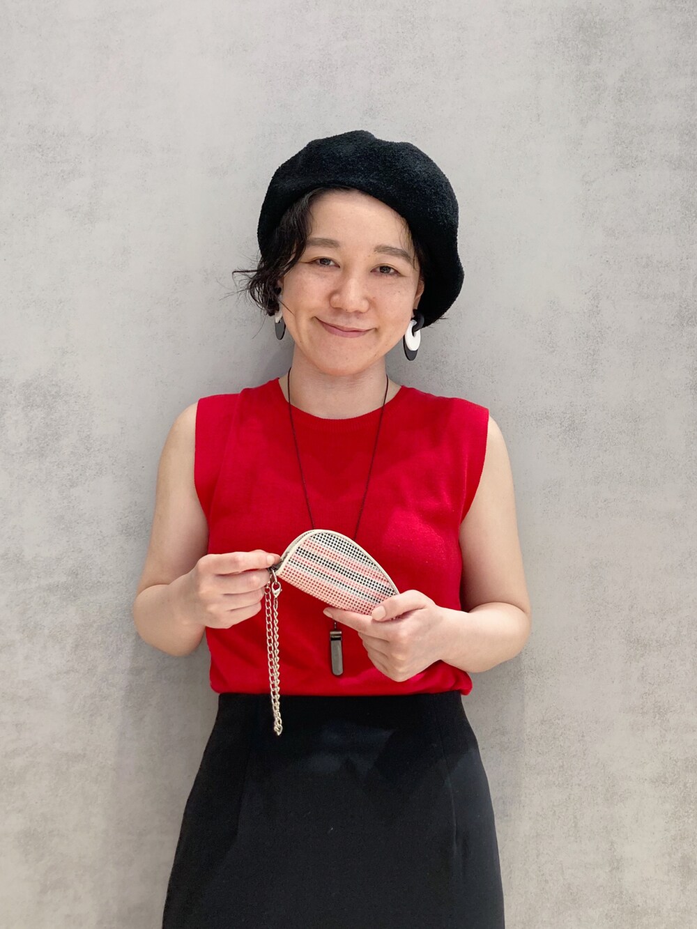 ピンク系の財布、ピンク系の財布、ピンク系の財布を着用したレディースの夏コーディネートの4枚目の写真