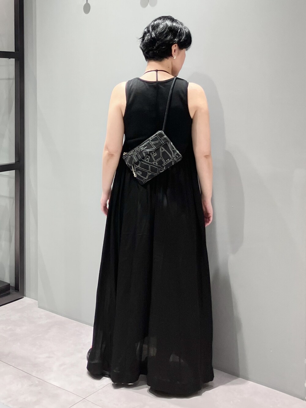 ブラック系のショルダーバッグ、ベージュ系のショルダーバッグを着用したレディースの夏コーディネートの3枚目の写真
