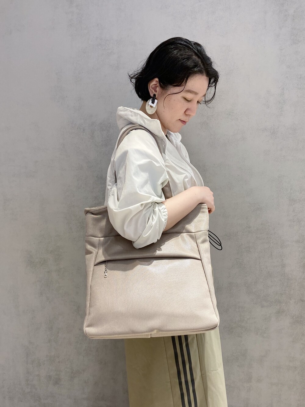 「トートバッグ、カジュアル、ヒロコハヤシ、HIROKO HAYASHI、HIROKOHAYASHI」｜「HIROKO HAYASHIのMAMELI（マメリ）2wayトートバッグ（トートバッグ、ベージュ系）」を使った、mc_hhさん（レディース・156cm）の秋コーディネートの3枚目の写真