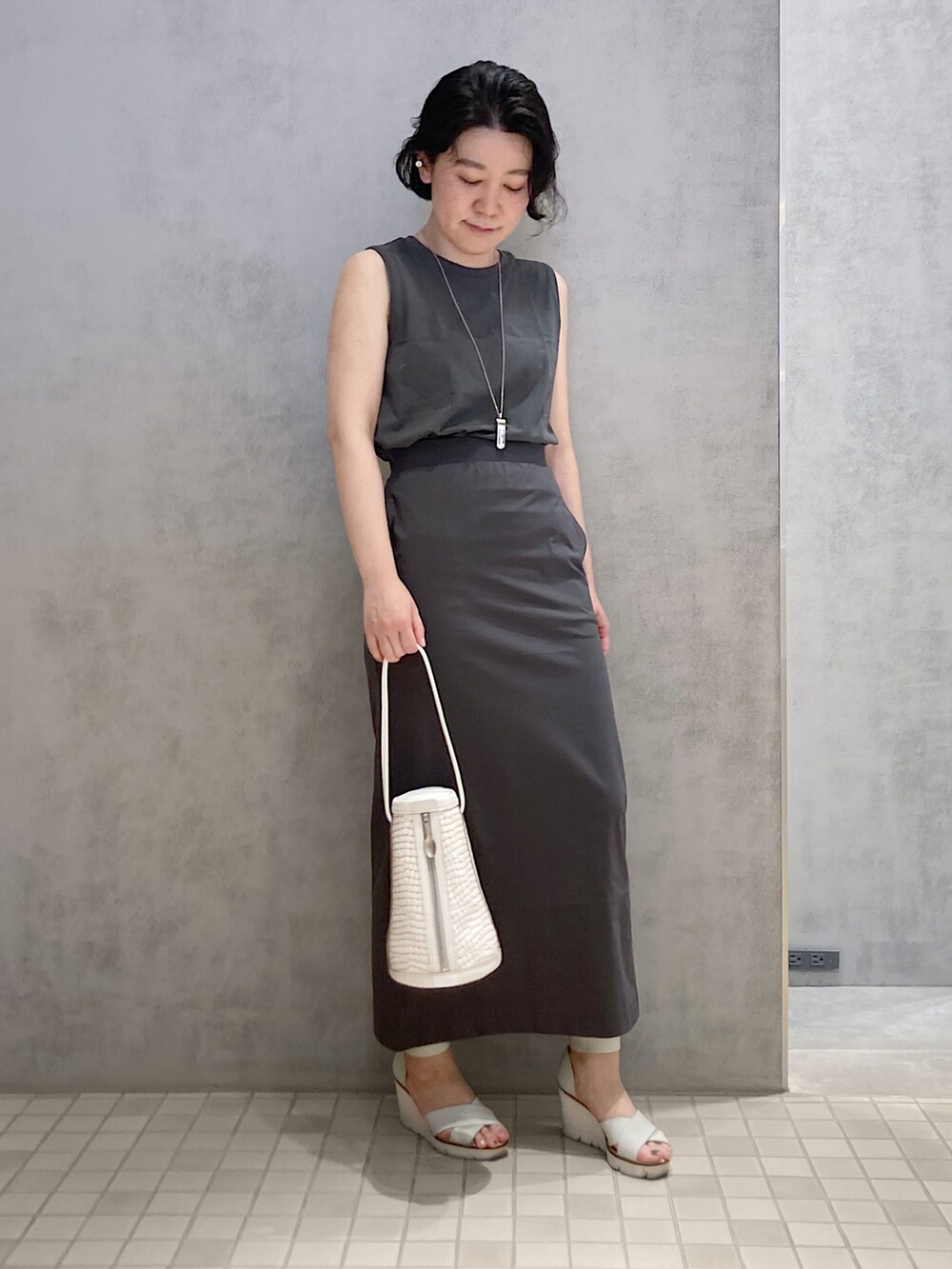 「ヒロコハヤシ、HIROKOHAYASHI、HIROKO HAYASHI、タイトスカート、グレー、サンダル、シンプルコーデ、カジュアル、オトナカジュアル」｜「HIROKO HAYASHIのMOSAICO(モザイコ)ショルダーバッグ（ショルダーバッグ、ホワイト系）」を使った、mc_hhさん（レディース・156cm）の春コーディネートの2枚目の写真