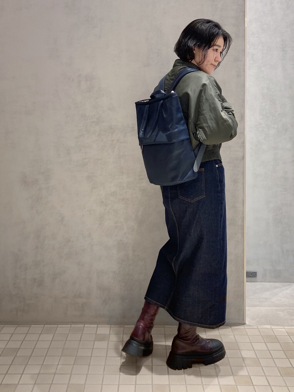 ブルー系のバックパック/リュックを着用したレディースの春コーディネートの3枚目の写真