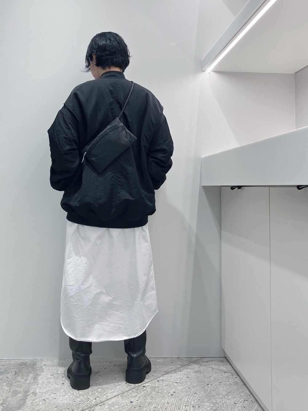 ブラック系のショルダーバッグを着用したレディースの秋コーディネートの4枚目の写真