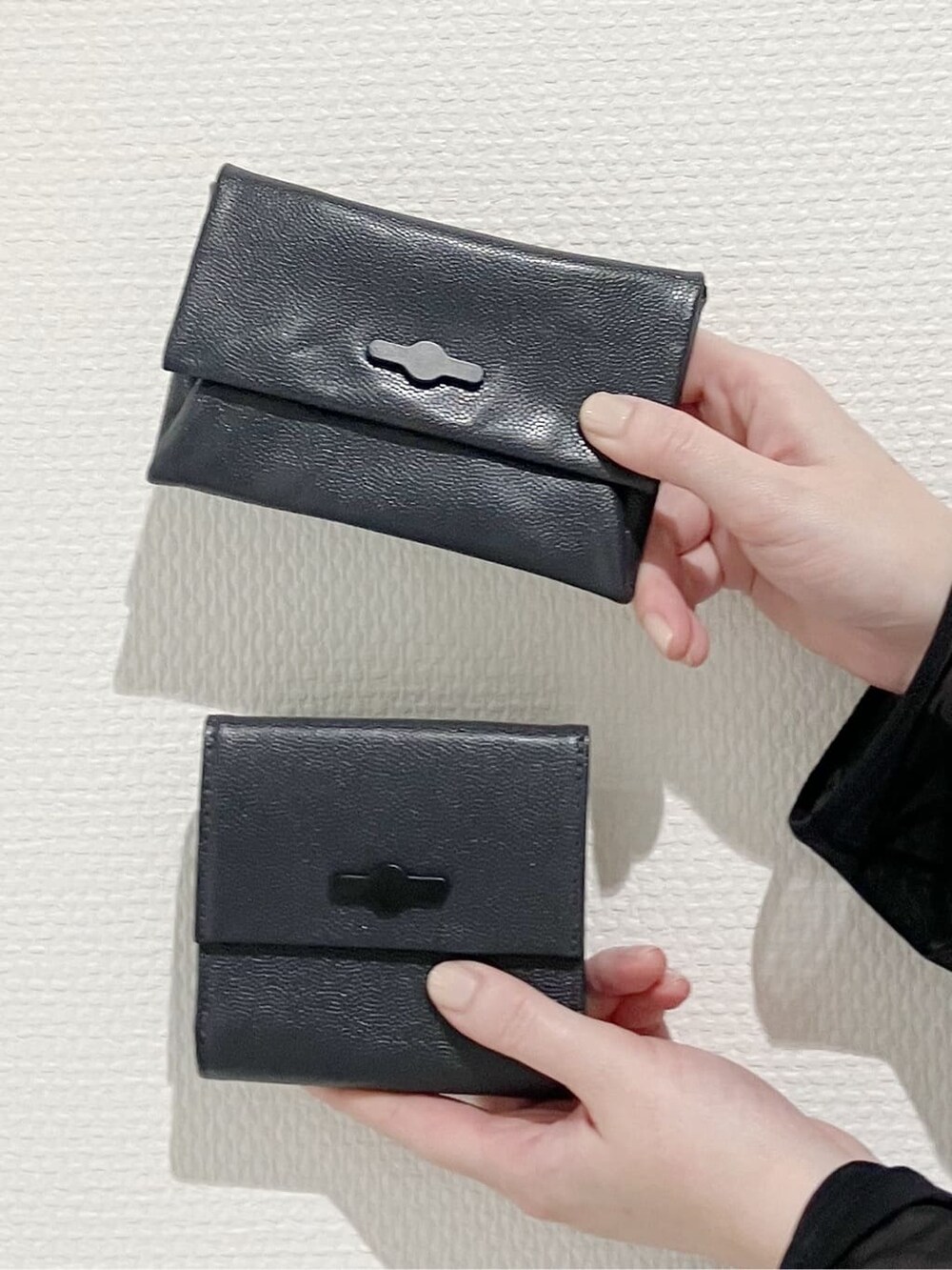グレー系の財布、グレー系の財布を着用したレディースの秋コーディネートの2枚目の写真