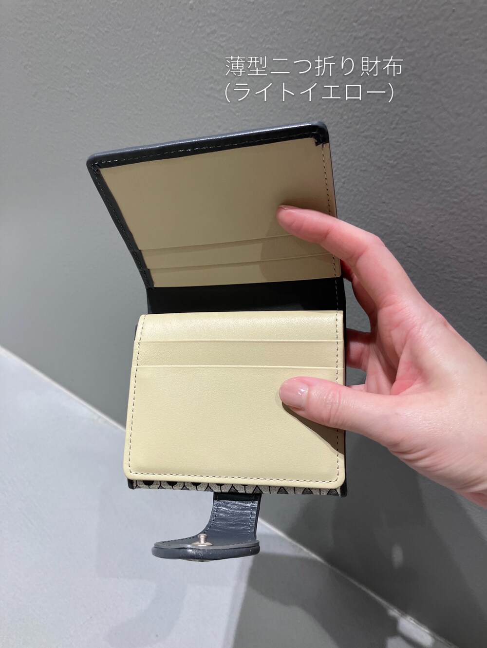 イエロー系の財布、ブルー系の財布、イエロー系の財布を着用したレディースの夏コーディネートの5枚目の写真