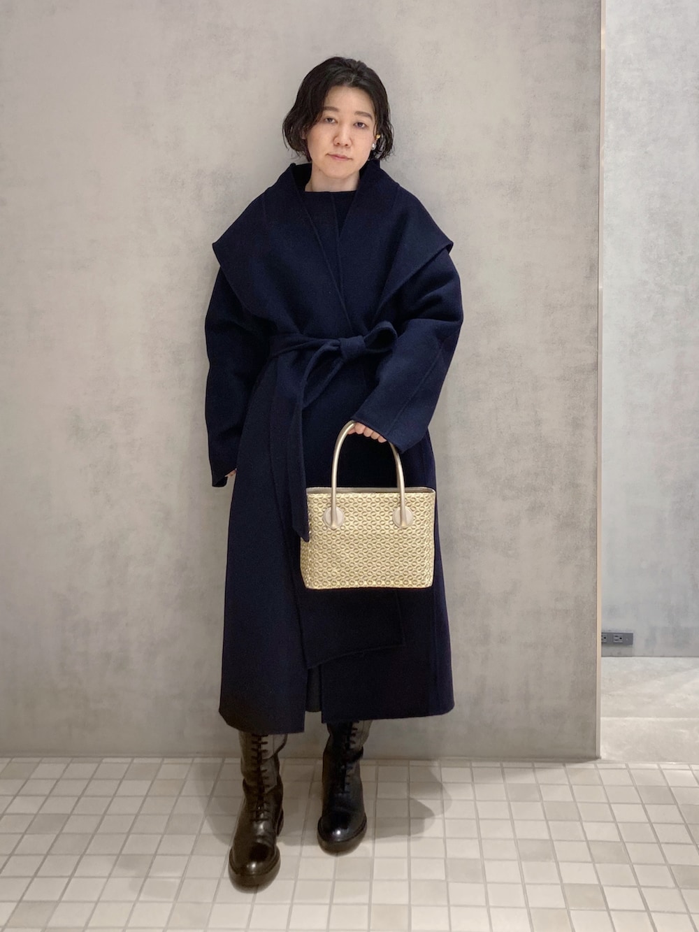 「オトナカジュアル、オトナ女子、ワンピース、ワントーンコーデ、ヒロコハヤシ、HIROKOHAYASHI、ボリューム袖、ゴールド、ブラック、モノトーン、セレモニー、フォーマル、HIROKO HAYASHI」｜「HIROKO HAYASHIのアイテム（バッグ、ゴールド系）」を使った、mc_hhさん（レディース・156cm）の春コーディネートの2枚目の写真