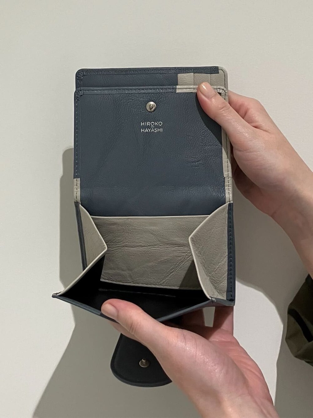 ブラック系の財布、ブルー系の財布、ブルー系の財布を着用したレディースの秋コーディネートの5枚目の写真