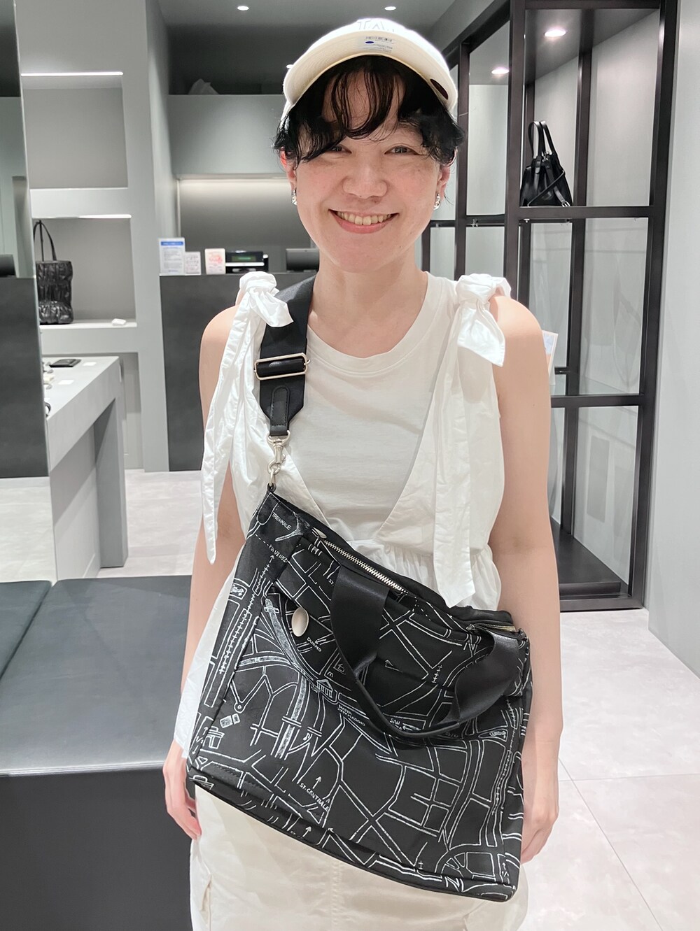 ブラック系のボストンバッグ、ベージュ系のボストンバッグを着用したレディースの夏コーディネートの4枚目の写真
