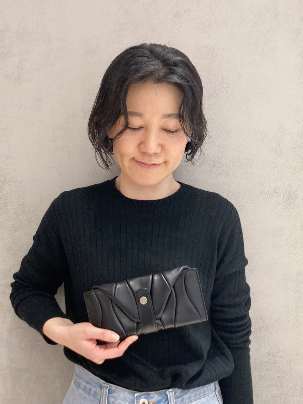 ブラック系の財布、ベージュ系の財布、ベージュ系の財布を着用したレディースの春コーディネートの3枚目の写真