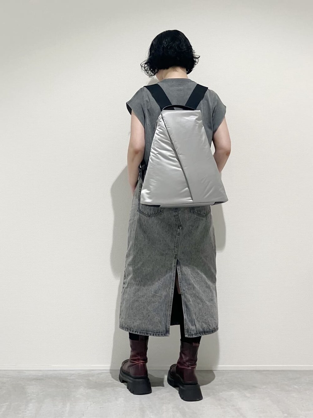 グレー系のバックパック/リュック、ブラック系のバックパック/リュックを着用したレディースの夏コーディネートの4枚目の写真