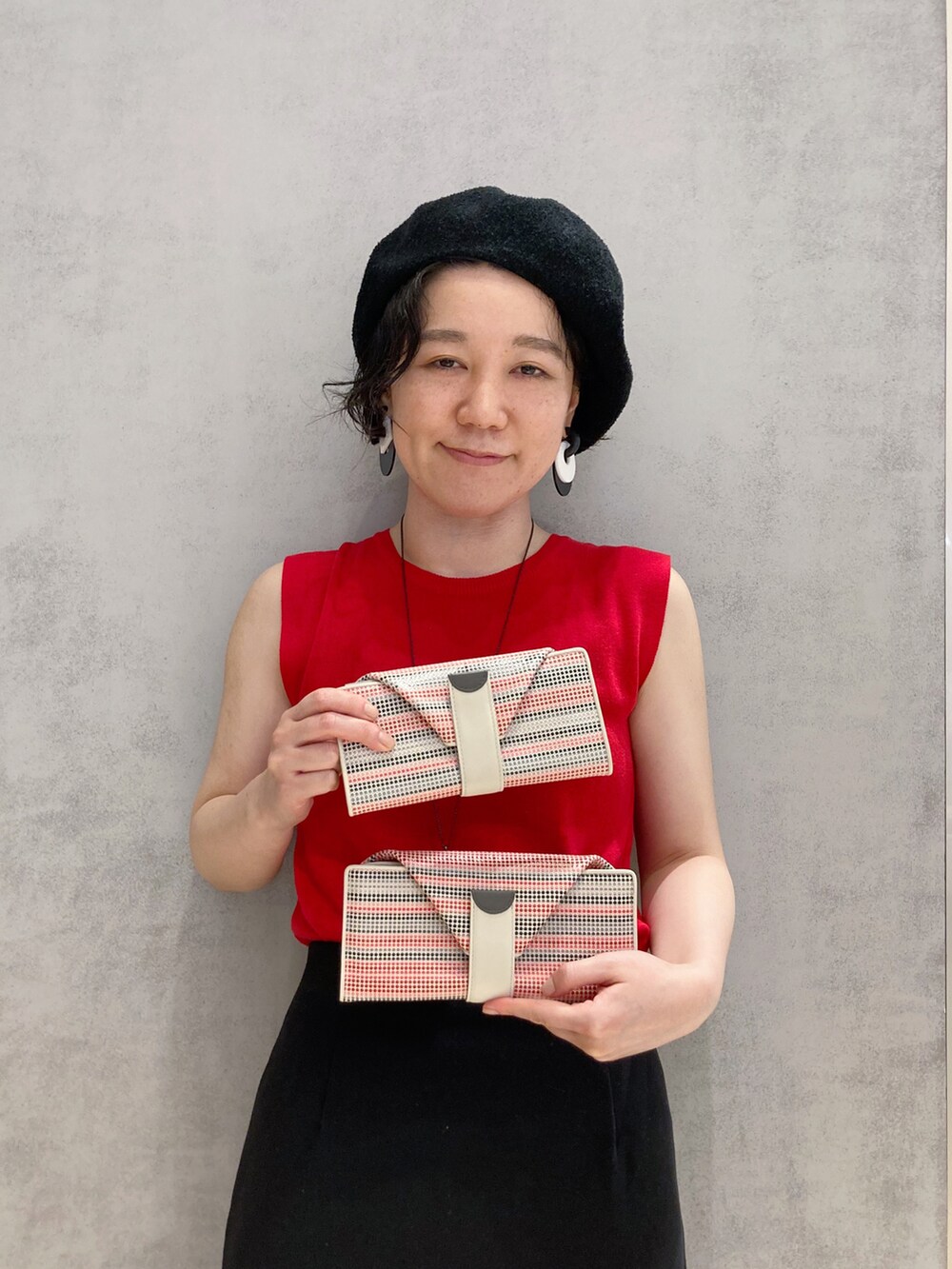 ピンク系の財布、ピンク系の財布、ピンク系の財布を着用したレディースの夏コーディネートの3枚目の写真