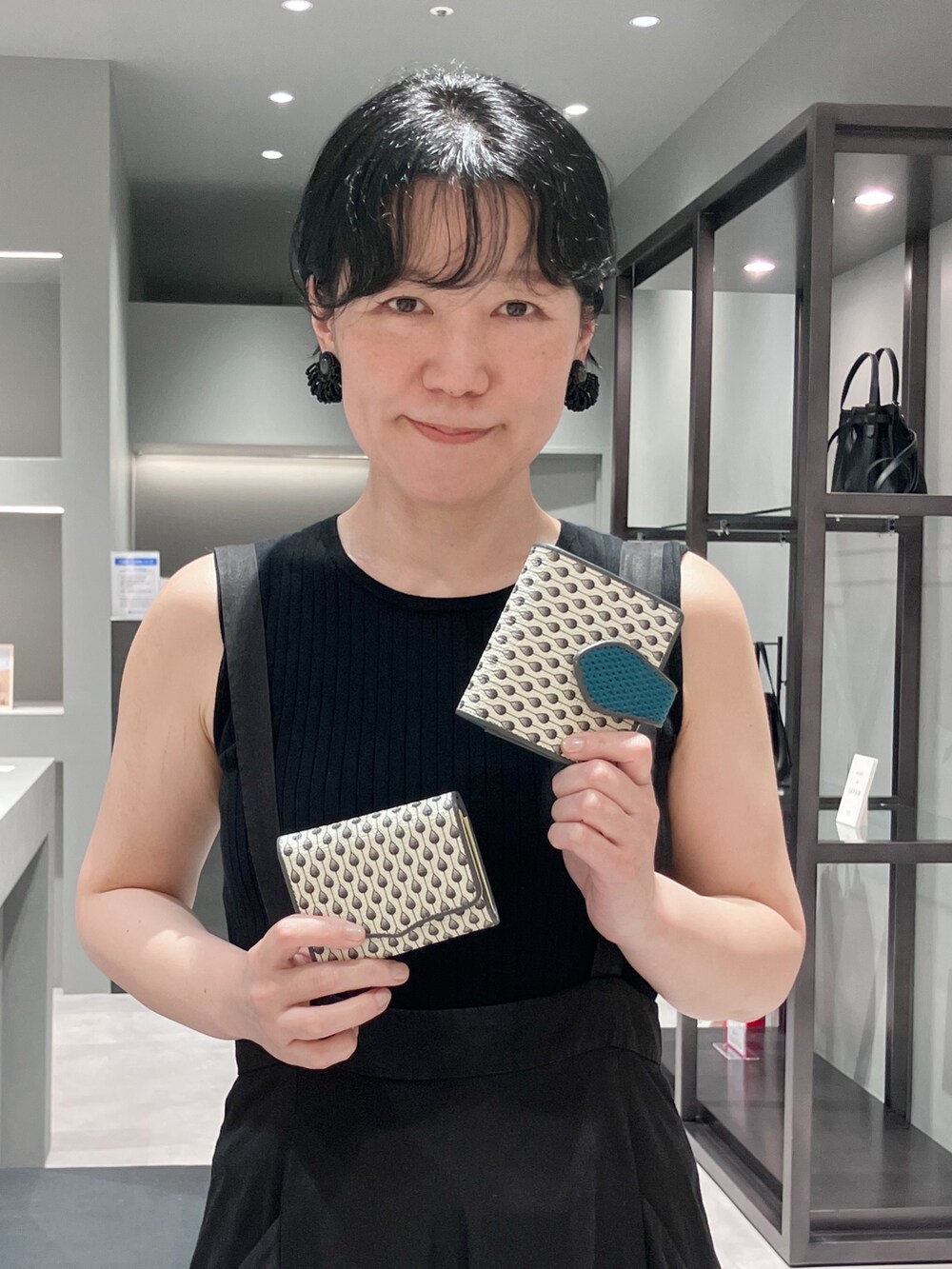 イエロー系の財布、ブルー系の財布、イエロー系の財布を着用したレディースの夏コーディネートの2枚目の写真