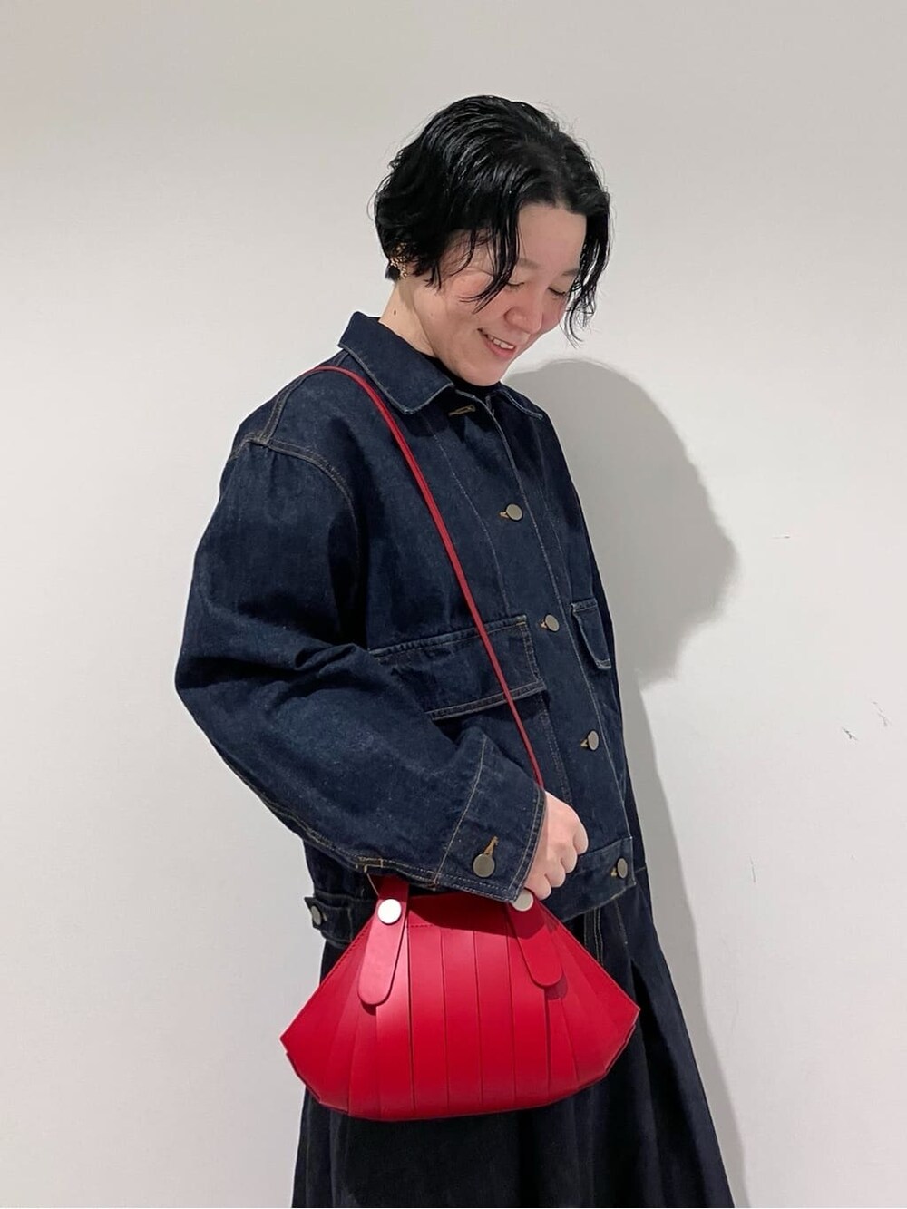 レッド系のショルダーバッグ、レッド系のハンドバッグを着用したレディースの冬コーディネートの3枚目の写真