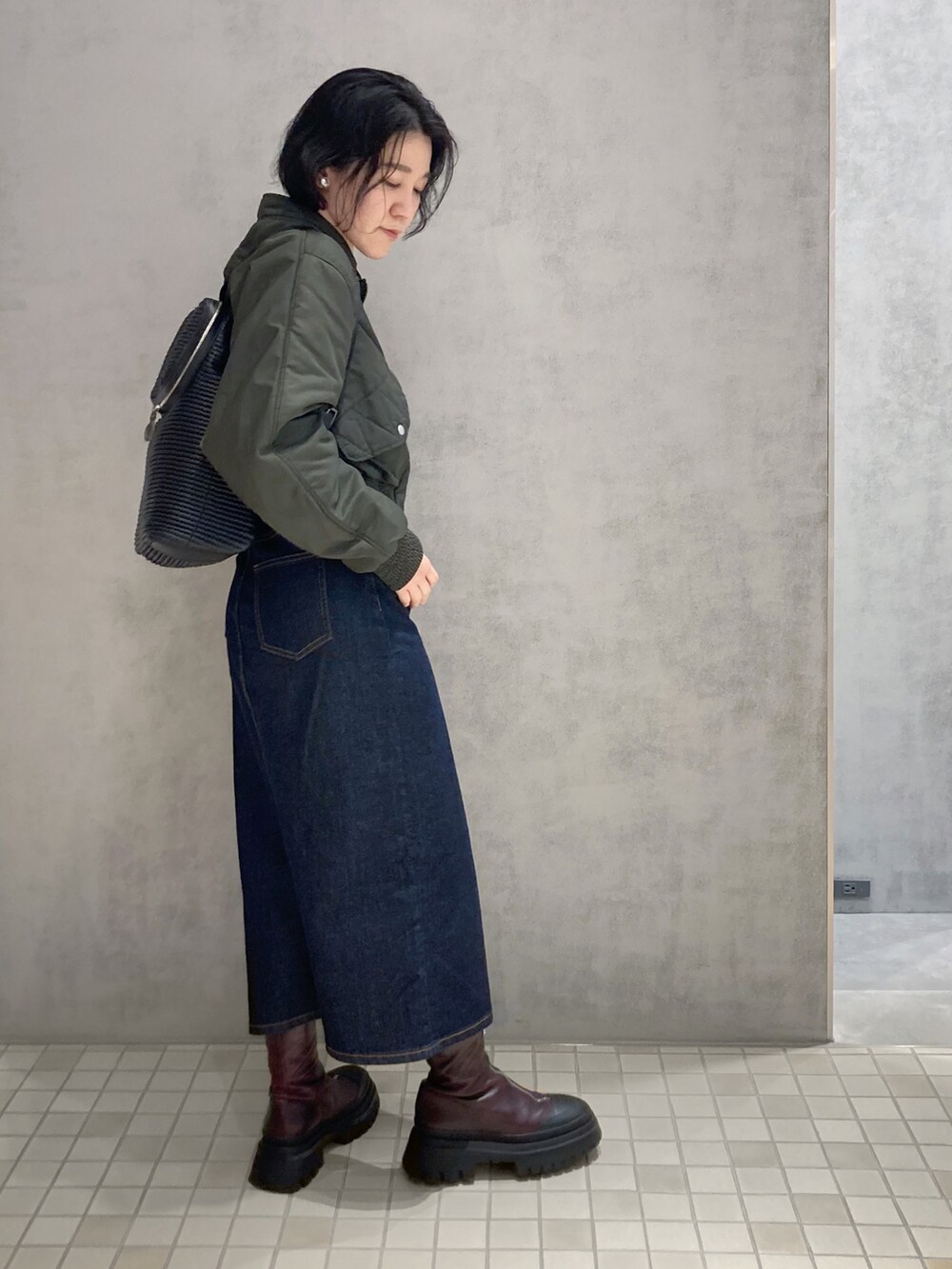 ブラック系のバックパック/リュックを着用したレディースの春コーディネートの2枚目の写真