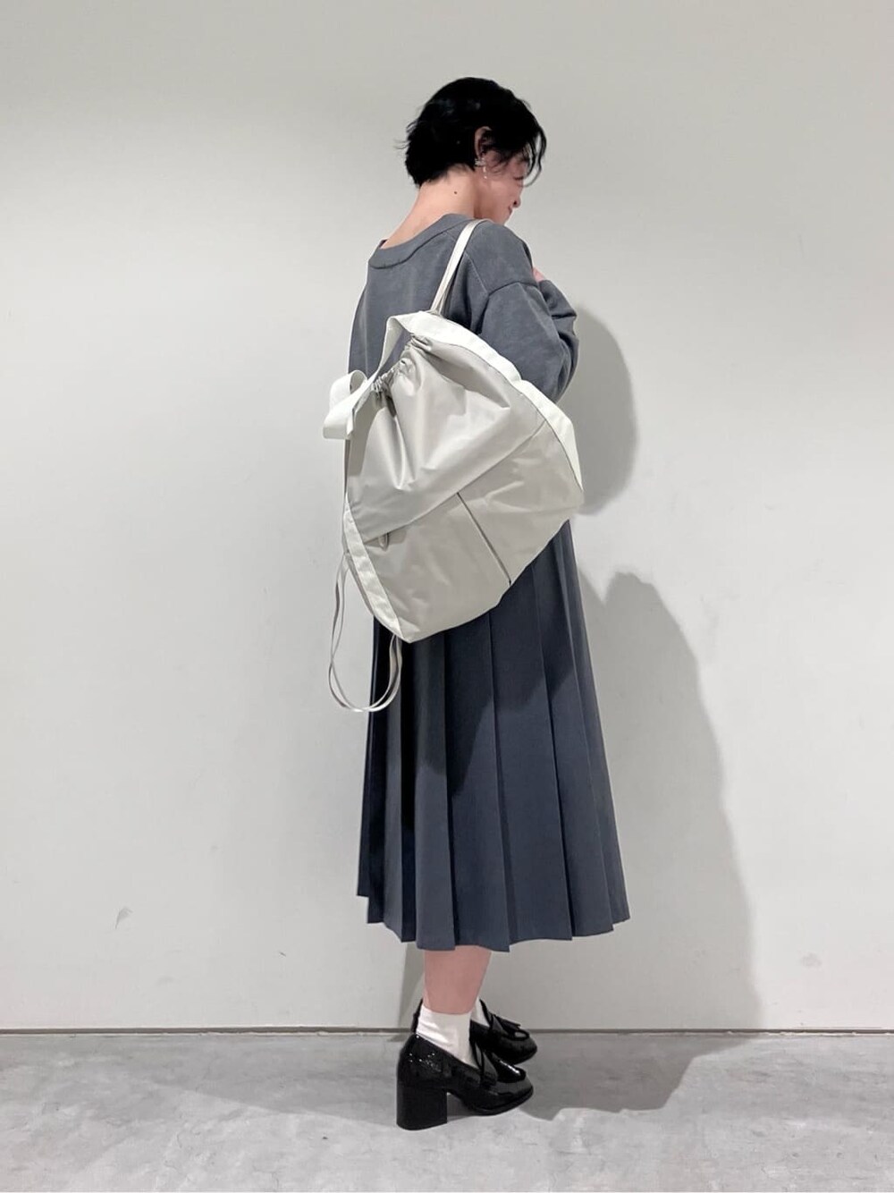 グレー系のバックパック/リュックを着用したレディースの冬コーディネートの2枚目の写真
