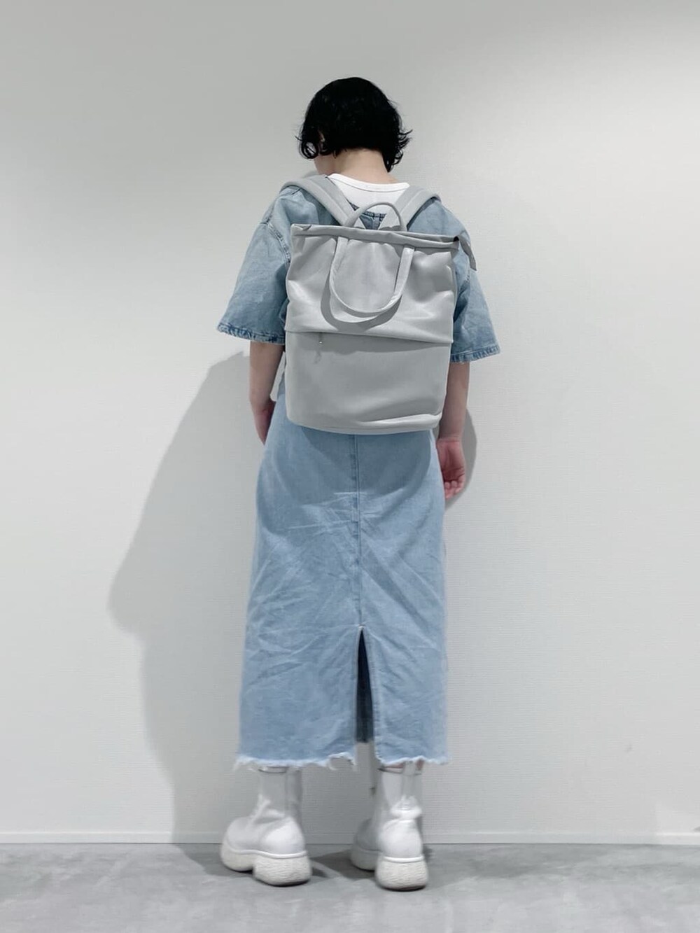 ホワイト系のバックパック/リュックを着用したレディースの夏コーディネートの4枚目の写真