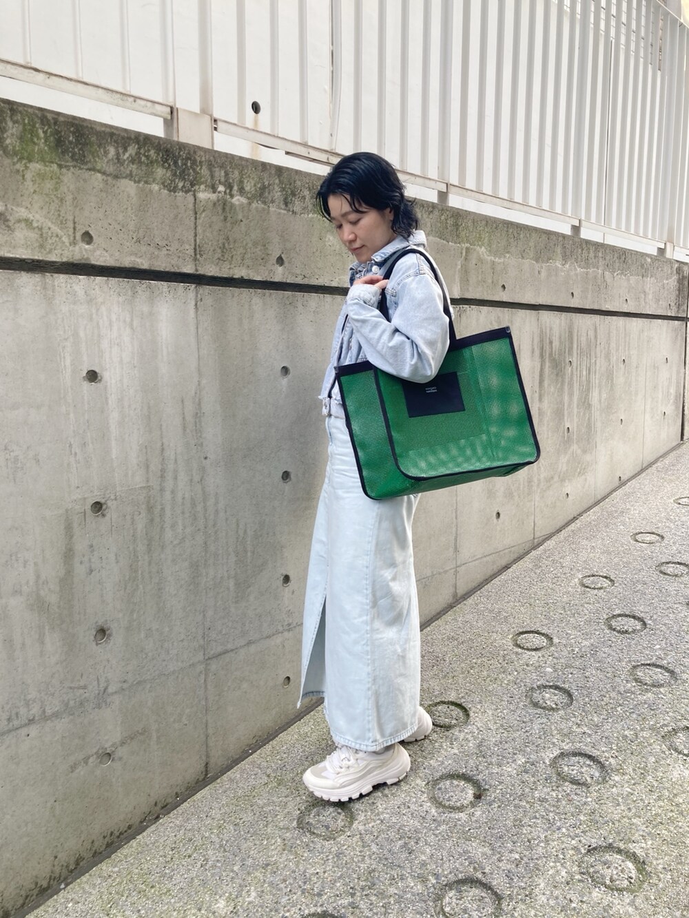 「HIROKO HAYASHI、HIROKOHAYASHI、ヒロコハヤシ、デニム、カジュアル、ロングスカート、グリーン、かごバッグ」｜「HIROKO HAYASHIのGRIGLIA（グリリア）トートバッグ（トートバッグ、グリーン系）」を使った、mc_hhさん（レディース・156cm）の夏コーディネートの2枚目の写真