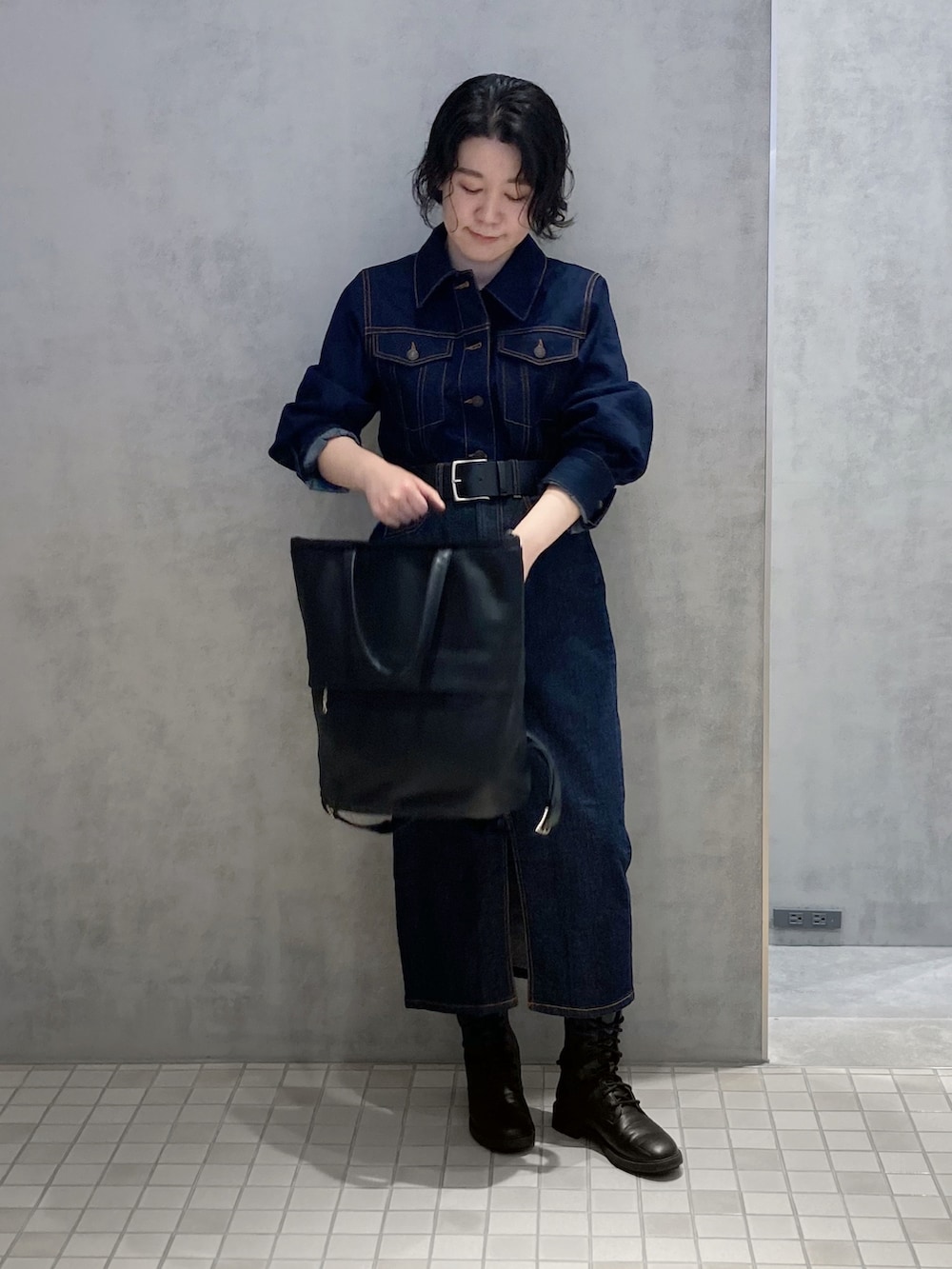 ブラック系のバックパック/リュックを着用したレディースの春コーディネートの2枚目の写真